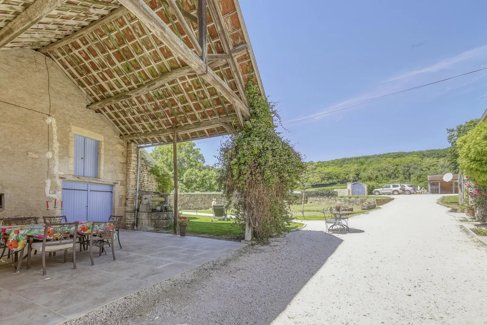 Chez Viviani-Exterior summer