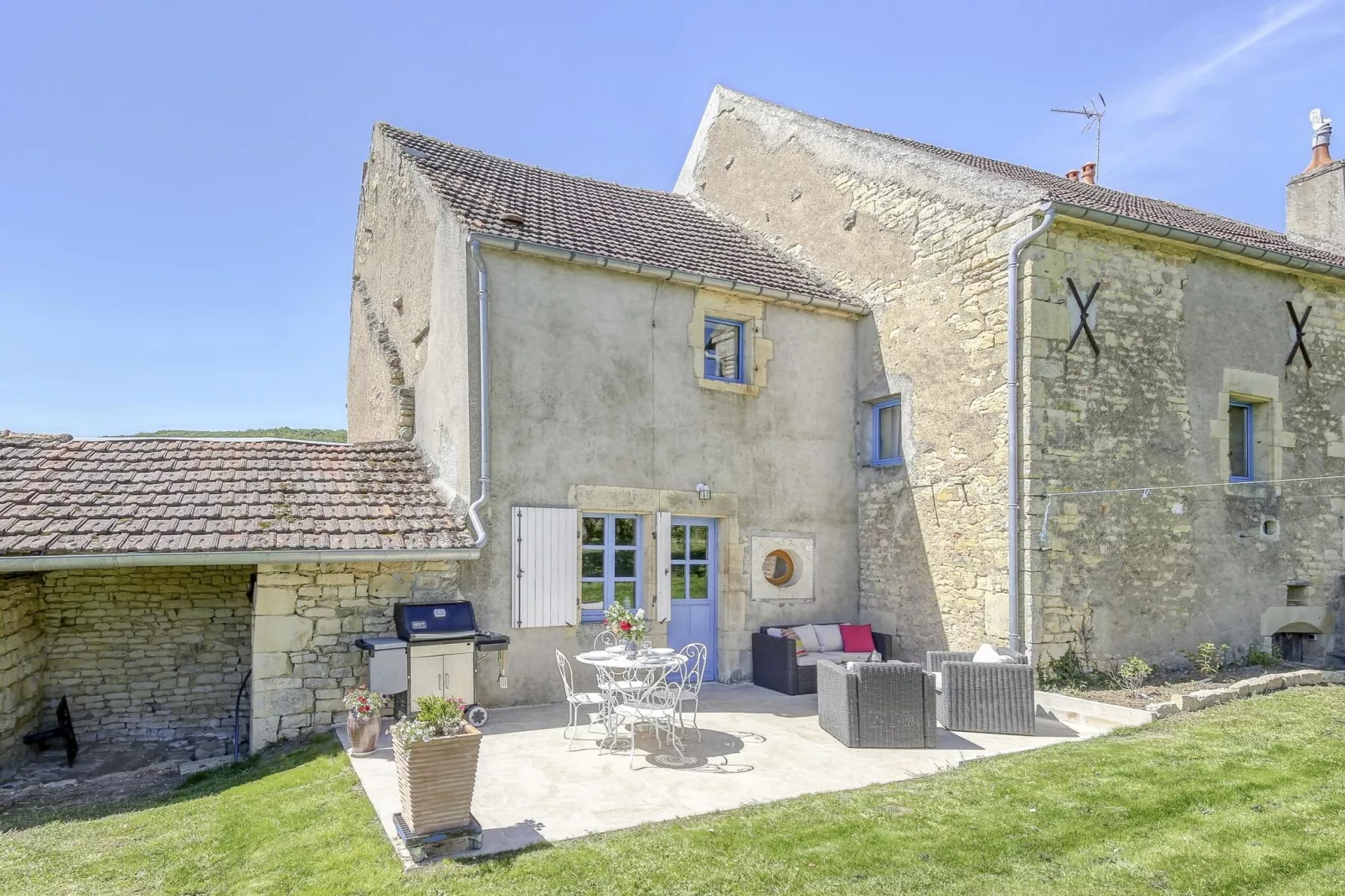 Chez Viviani-Exterior summer