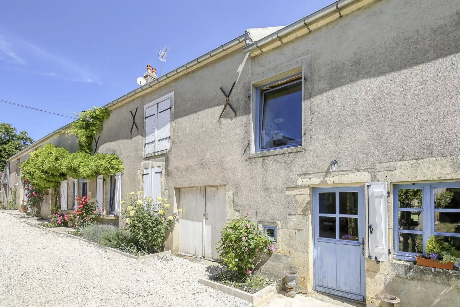 Chez Viviani-Exterior summer