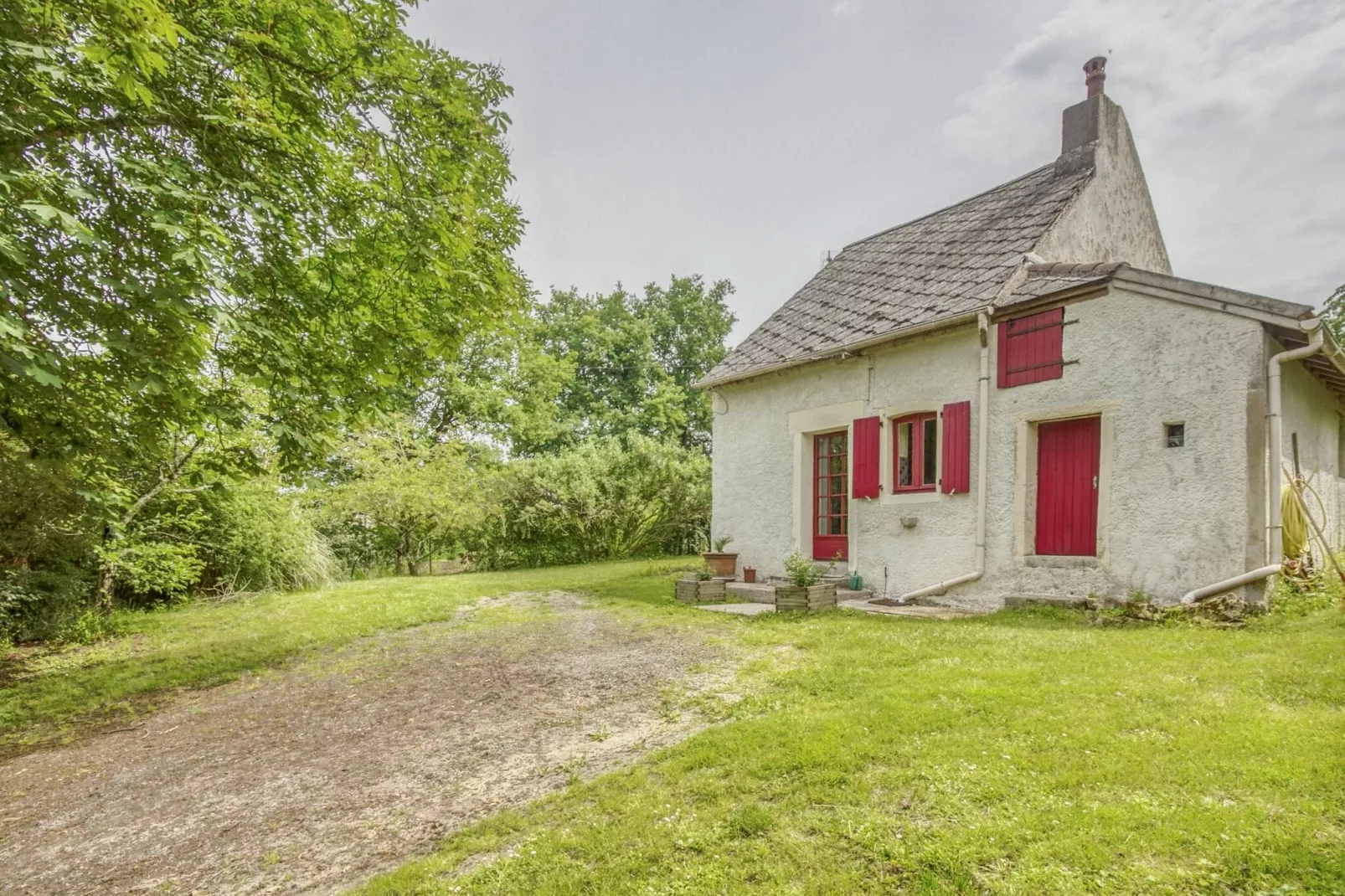 Les Volets Rouges-Exterior summer