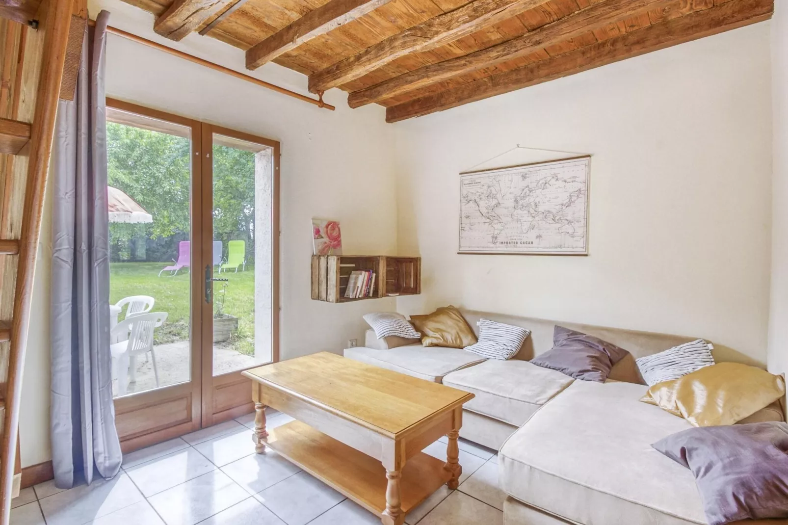 Les Volets Rouges-Living room