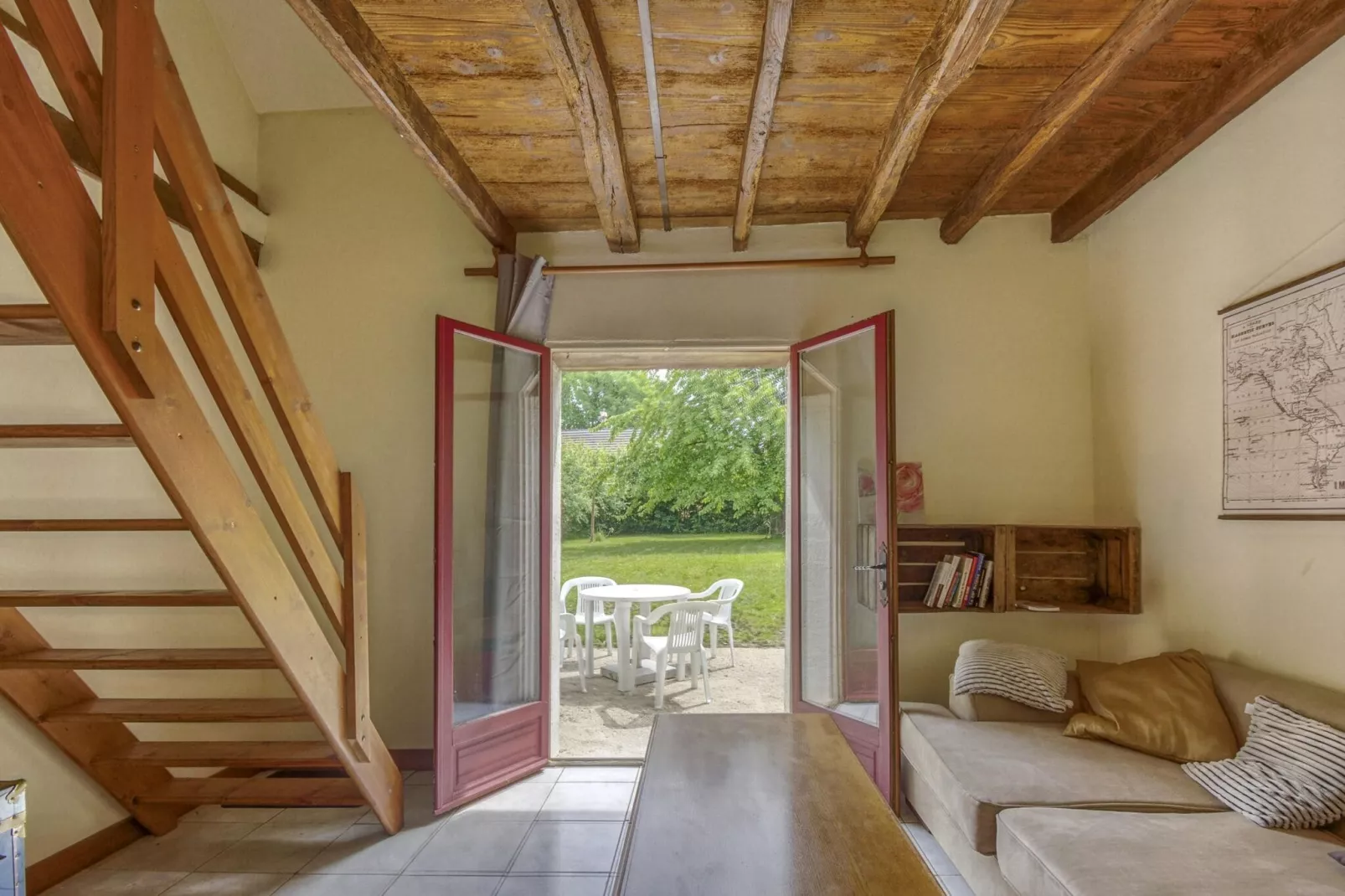 Les Volets Rouges-Living room