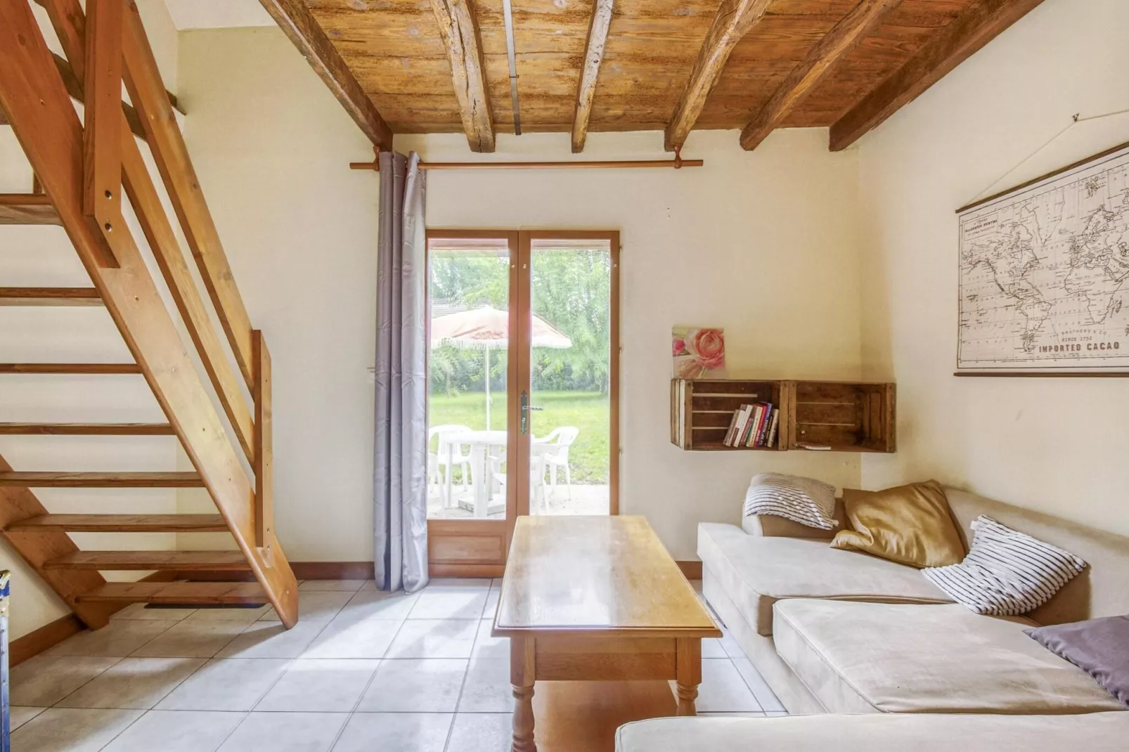 Les Volets Rouges-Living room