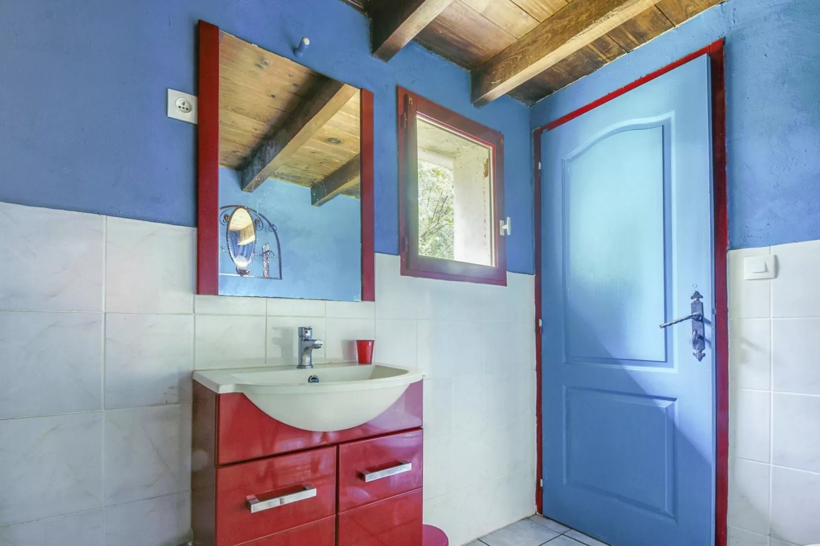 Les Volets Rouges-Bathroom