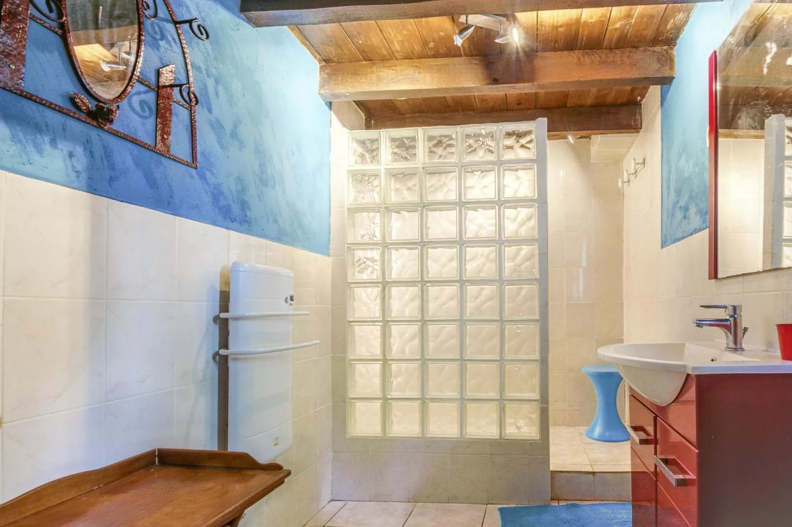 Les Volets Rouges-Bathroom