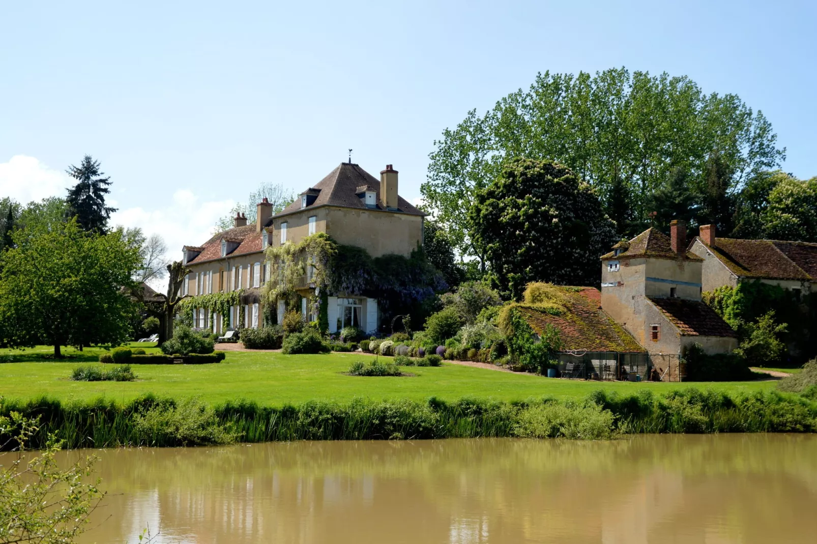 Marcoult-Exterior summer