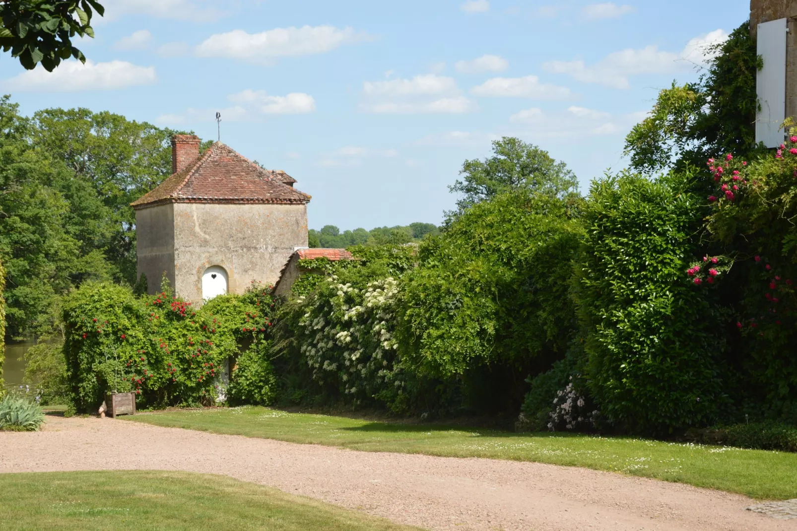 Marcoult-Exterior summer