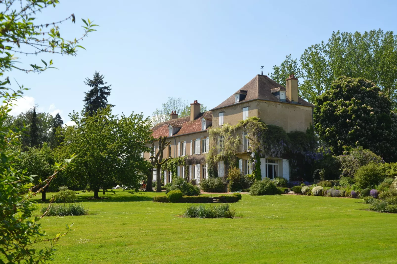 Marcoult-Exterior summer