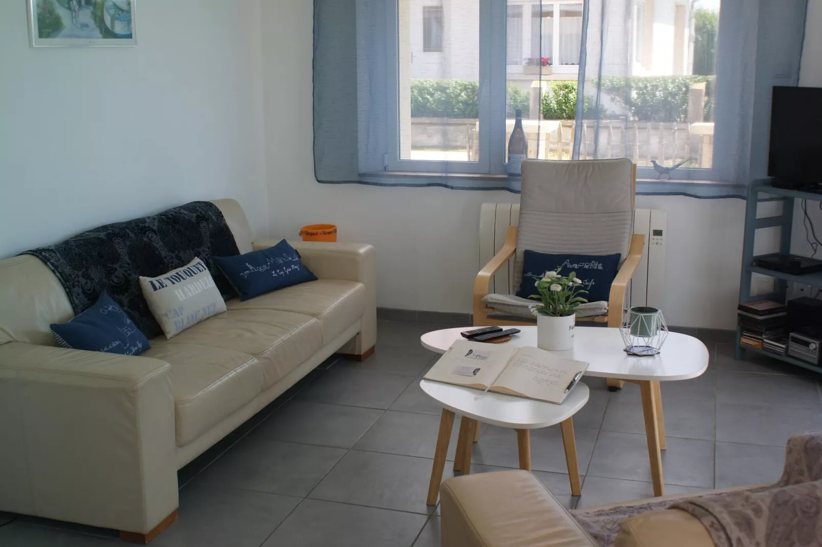 White Cliffs-Living room