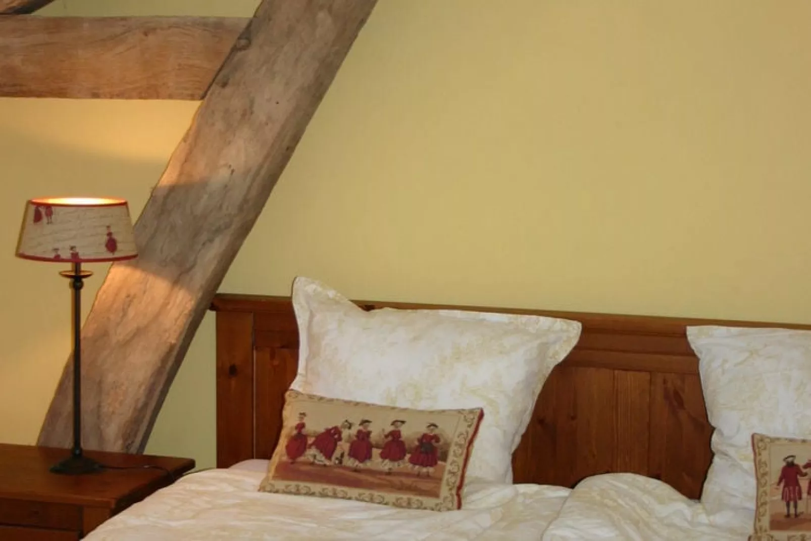 Entre le Gers et les Pyrénées VII-Bedroom