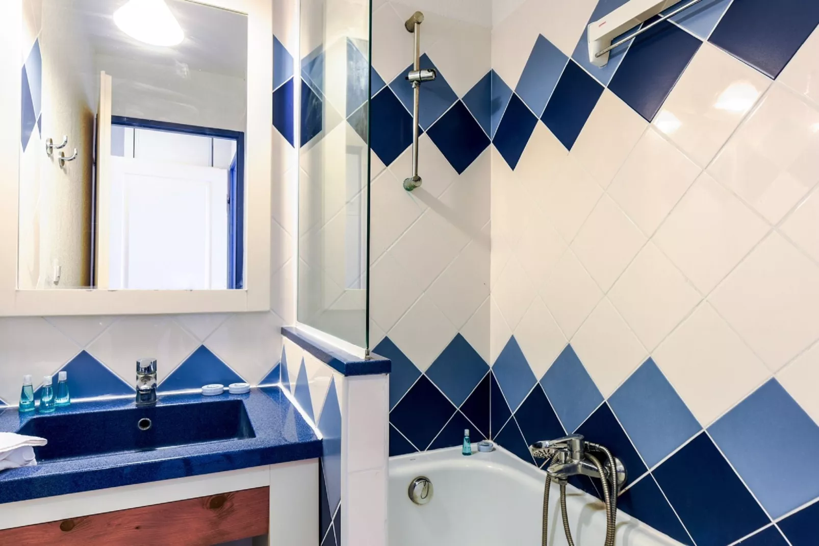 Résidence Catalana-Bathroom
