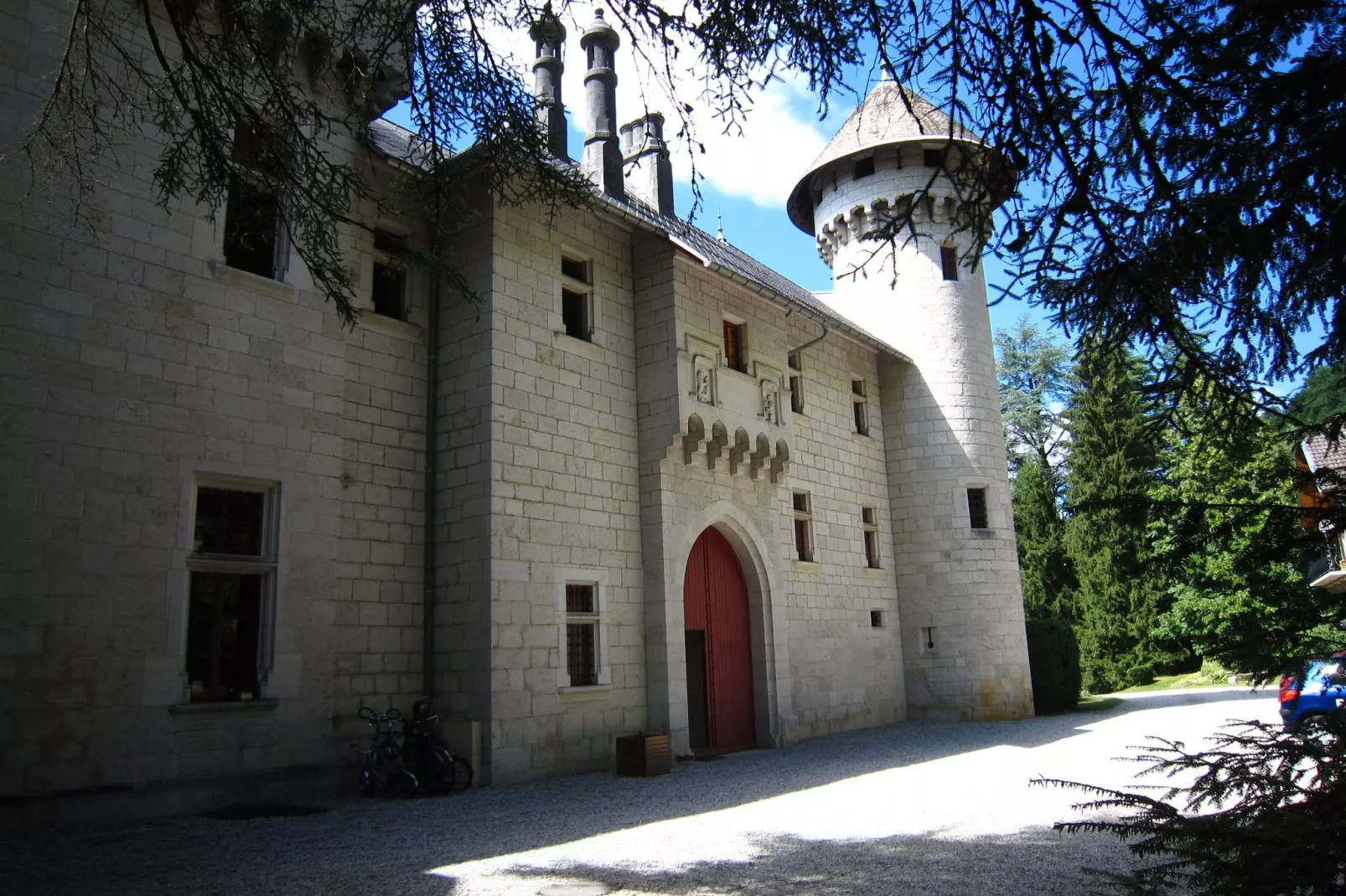 De la Tour-Exterior summer