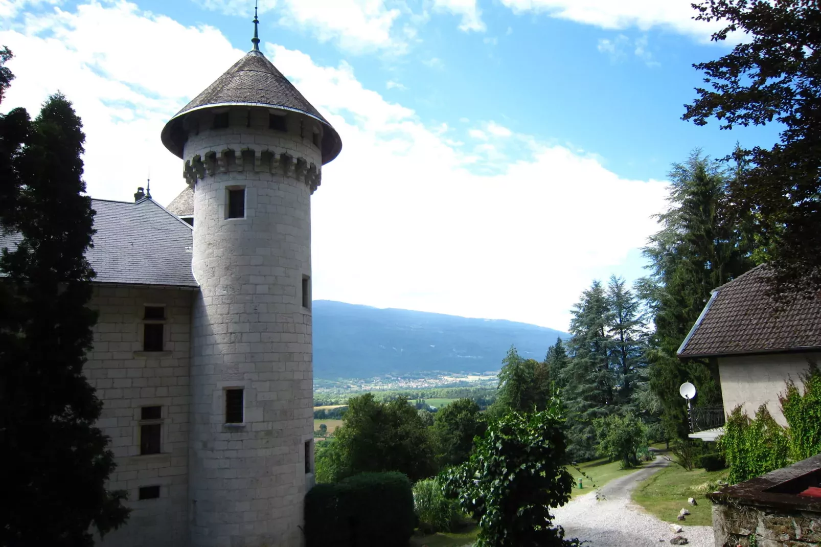 De la Tour-Exterior summer