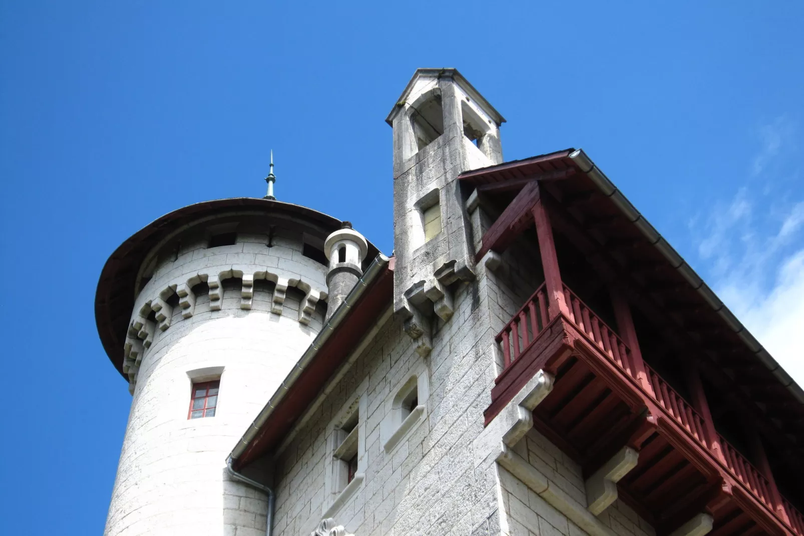 De la Tour-Exterior summer