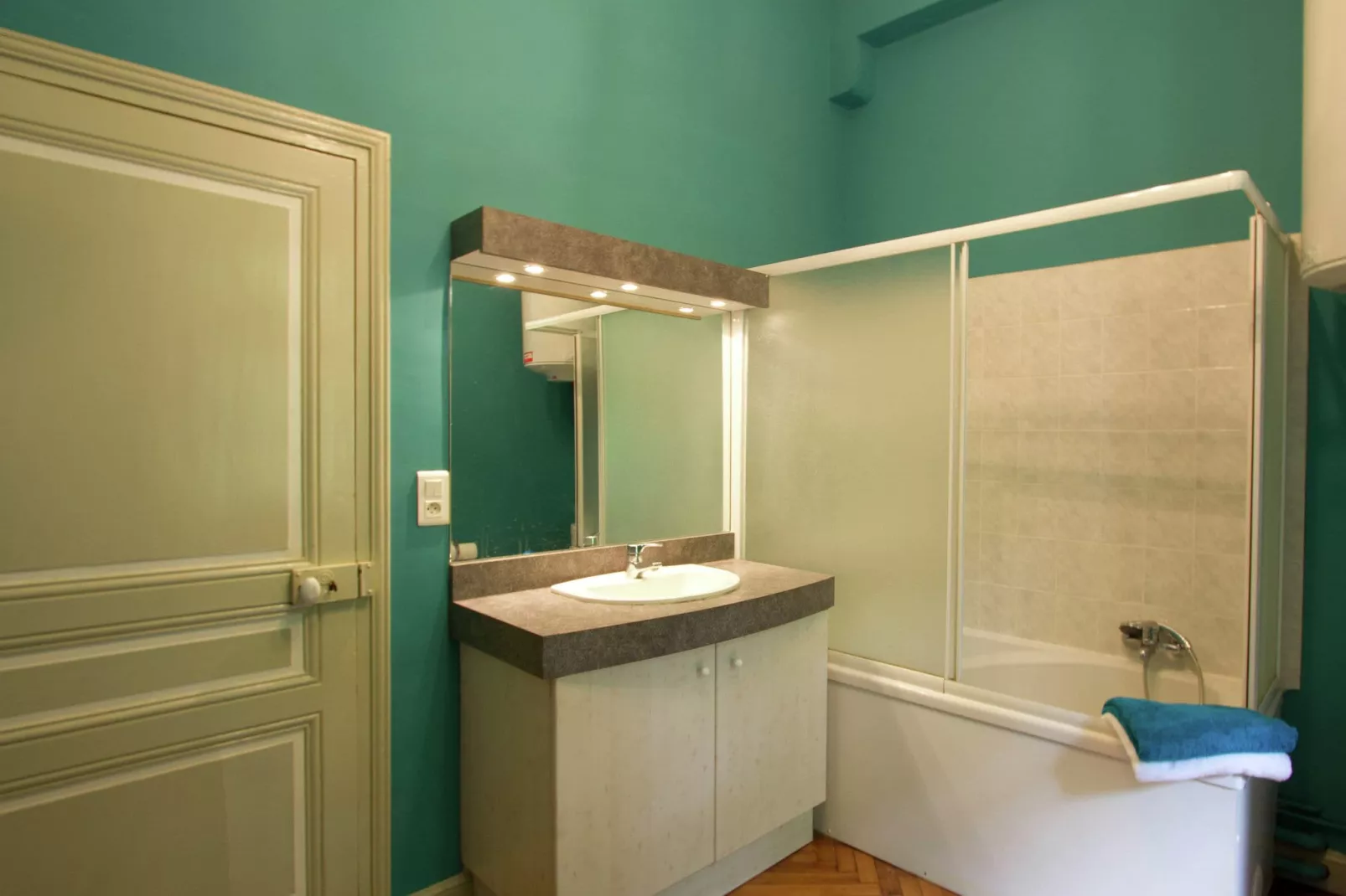 De la Tour-Bathroom