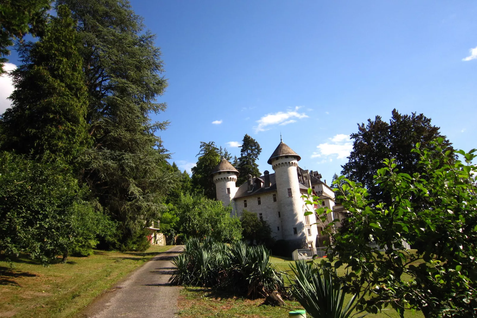 La Luna-Exterior in summer