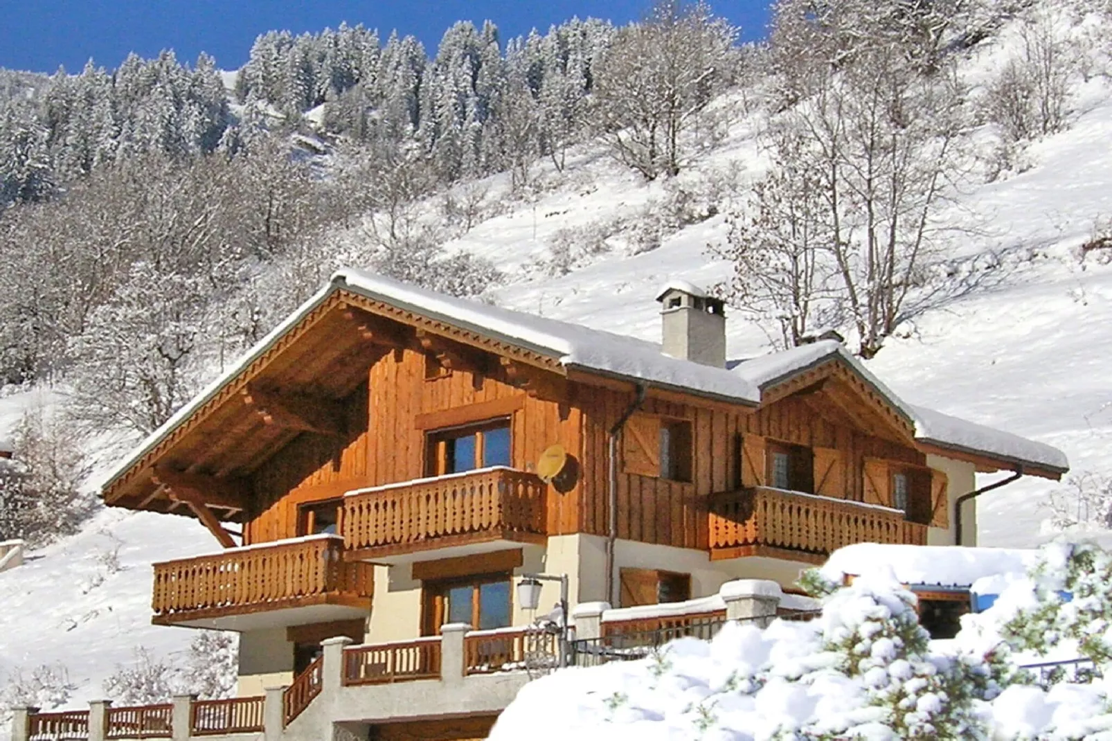 Chalet de la Côte-Exterior winter
