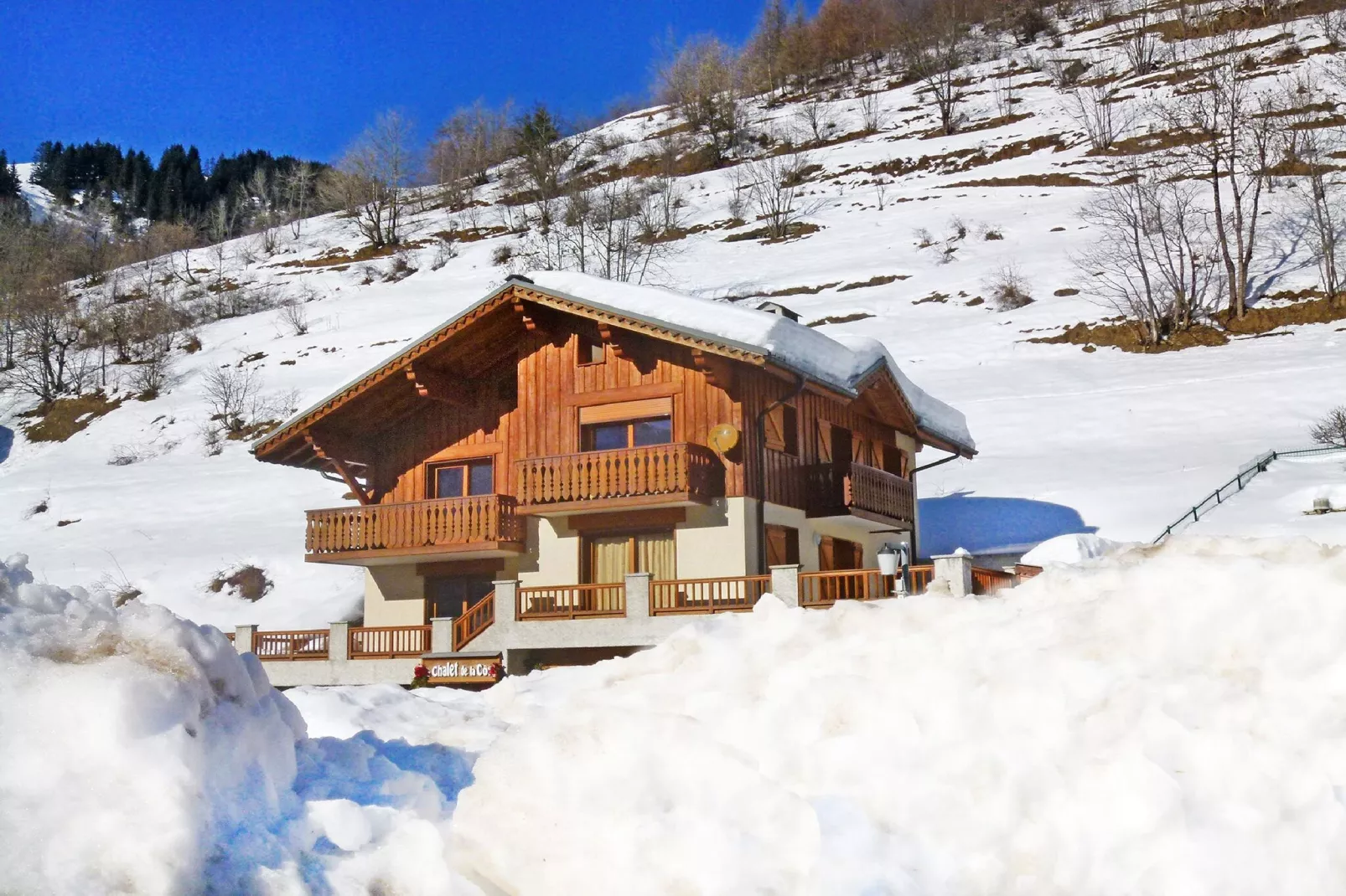 Chalet de la Côte-Exterior winter