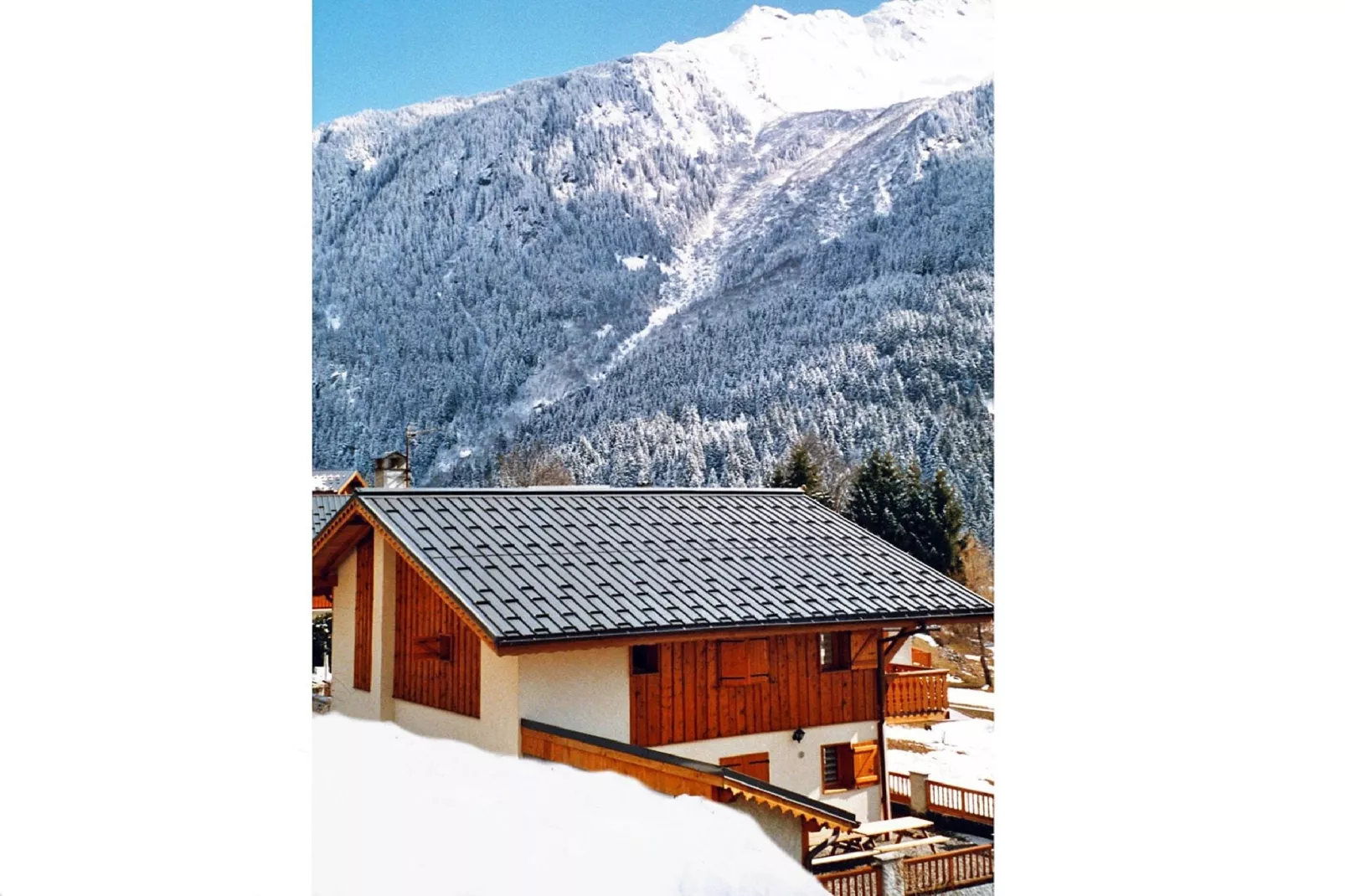 Chalet de la Côte-Exterior winter