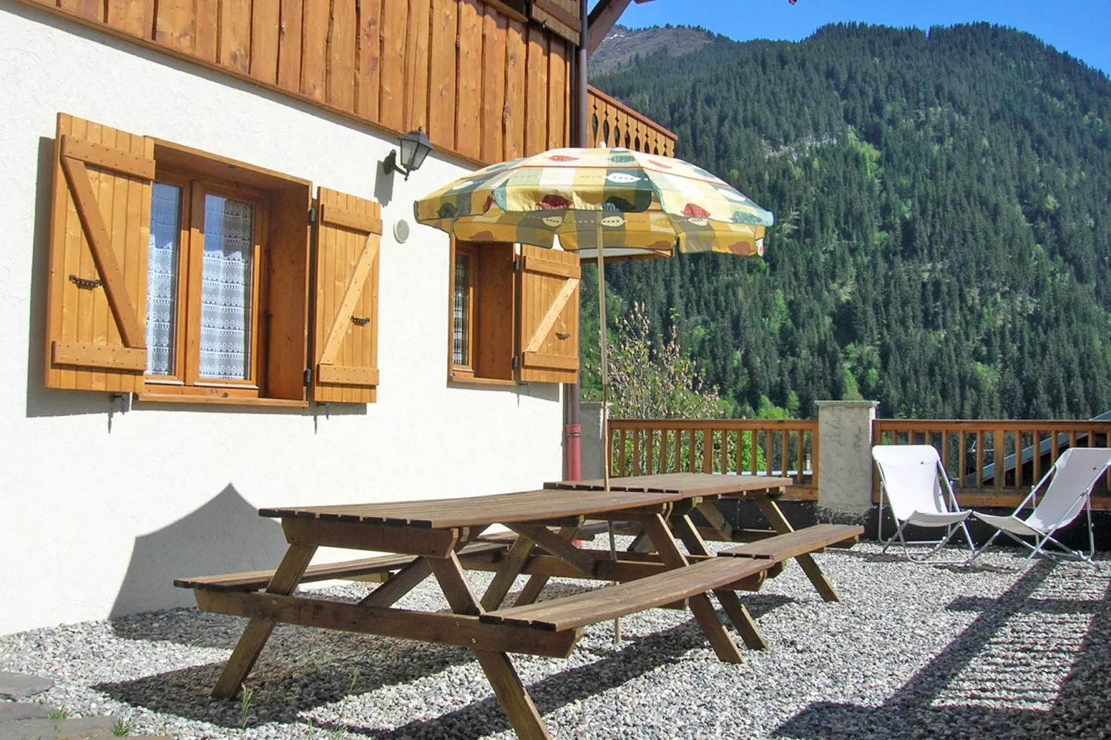 Chalet de la Côte-Terrace balcony