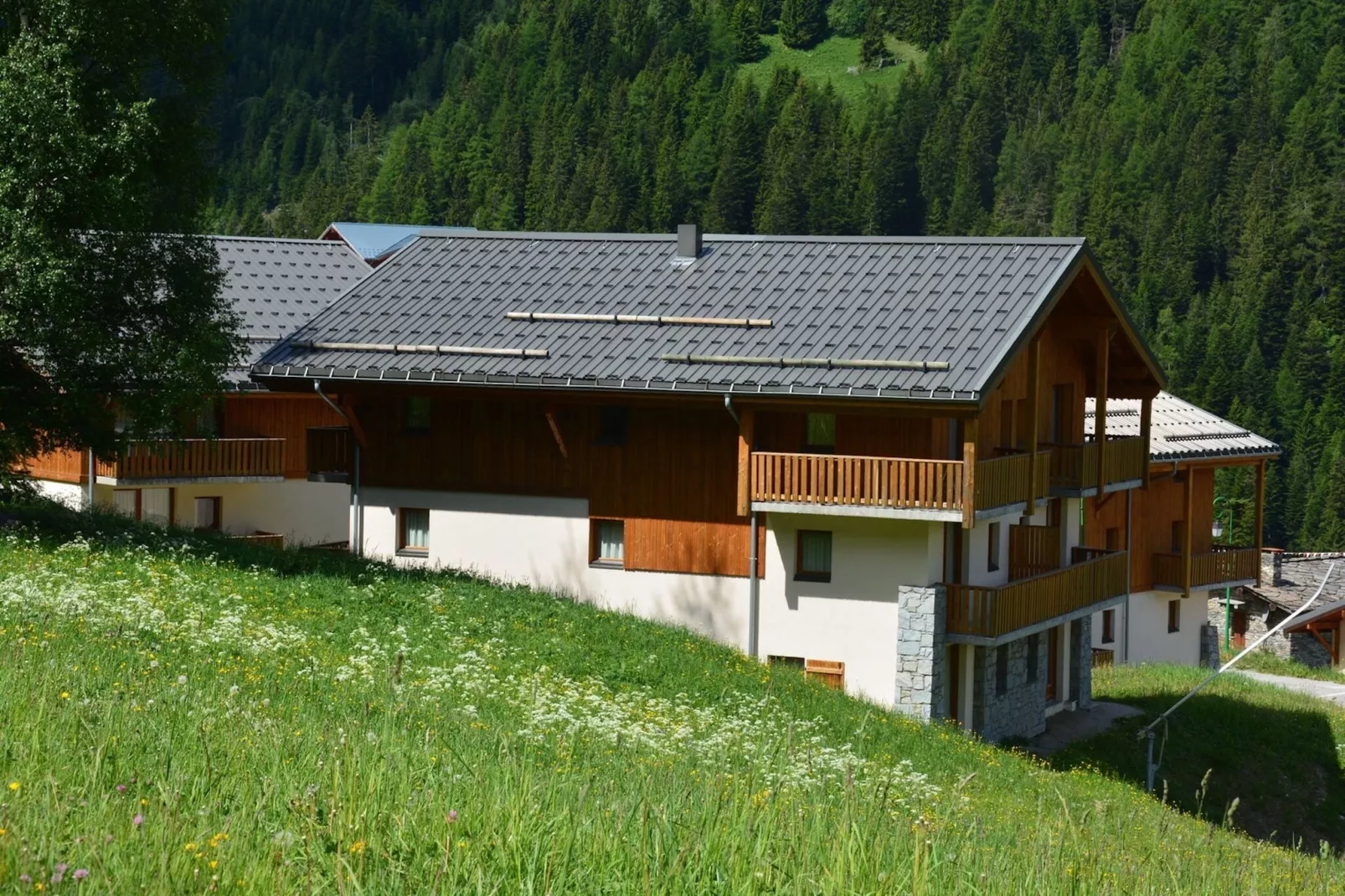 Les Chalets de la Ramoure 3-Exterior summer