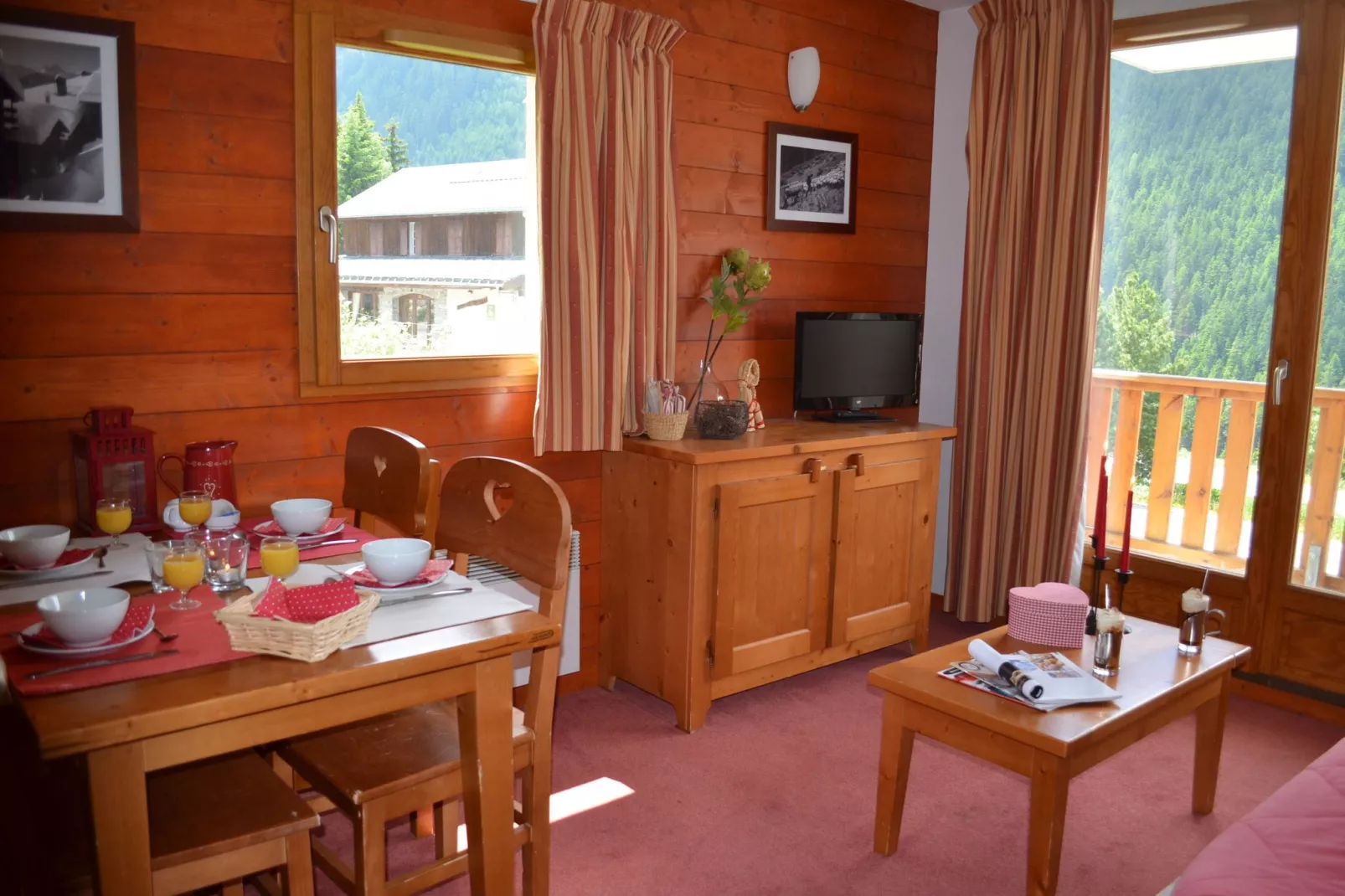 Les Chalets de la Ramoure 1-Living room