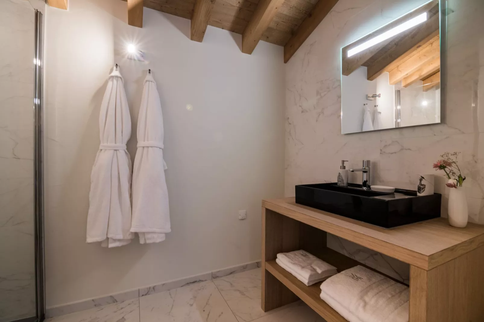 Les Portes de Megève 8-Bathroom