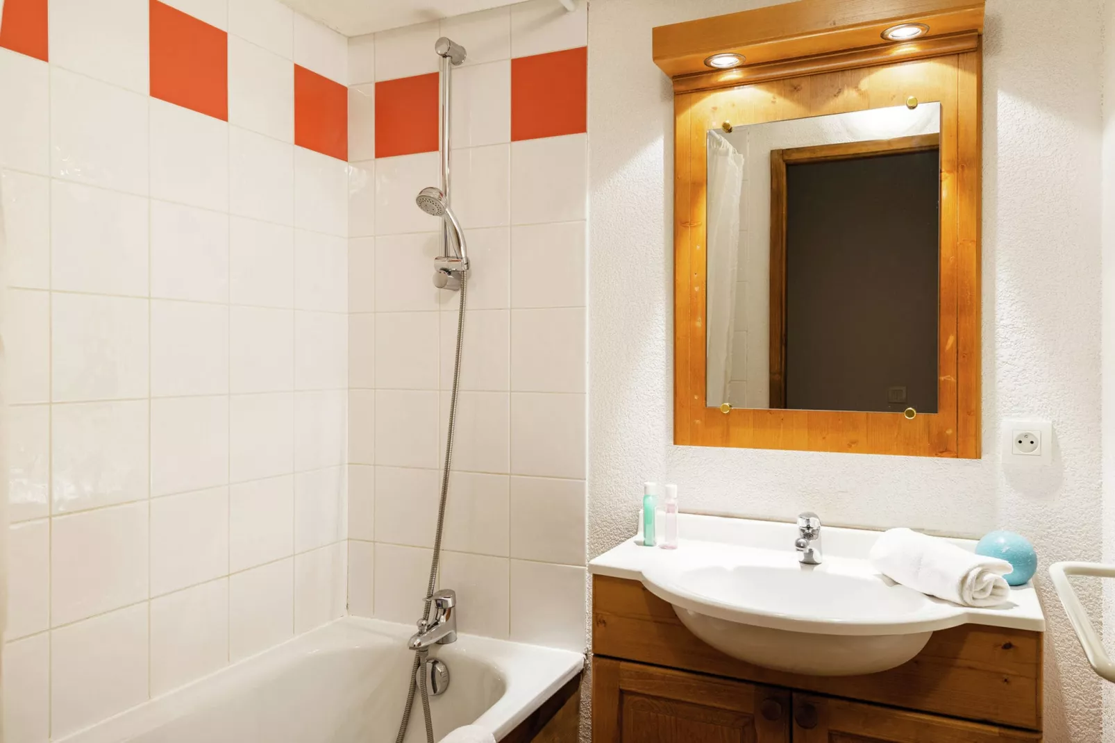 Les Fermes de Samoëns 1-Bathroom