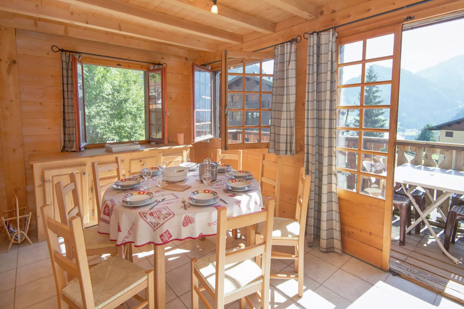 Chalet Le Nid Zut-Dining room