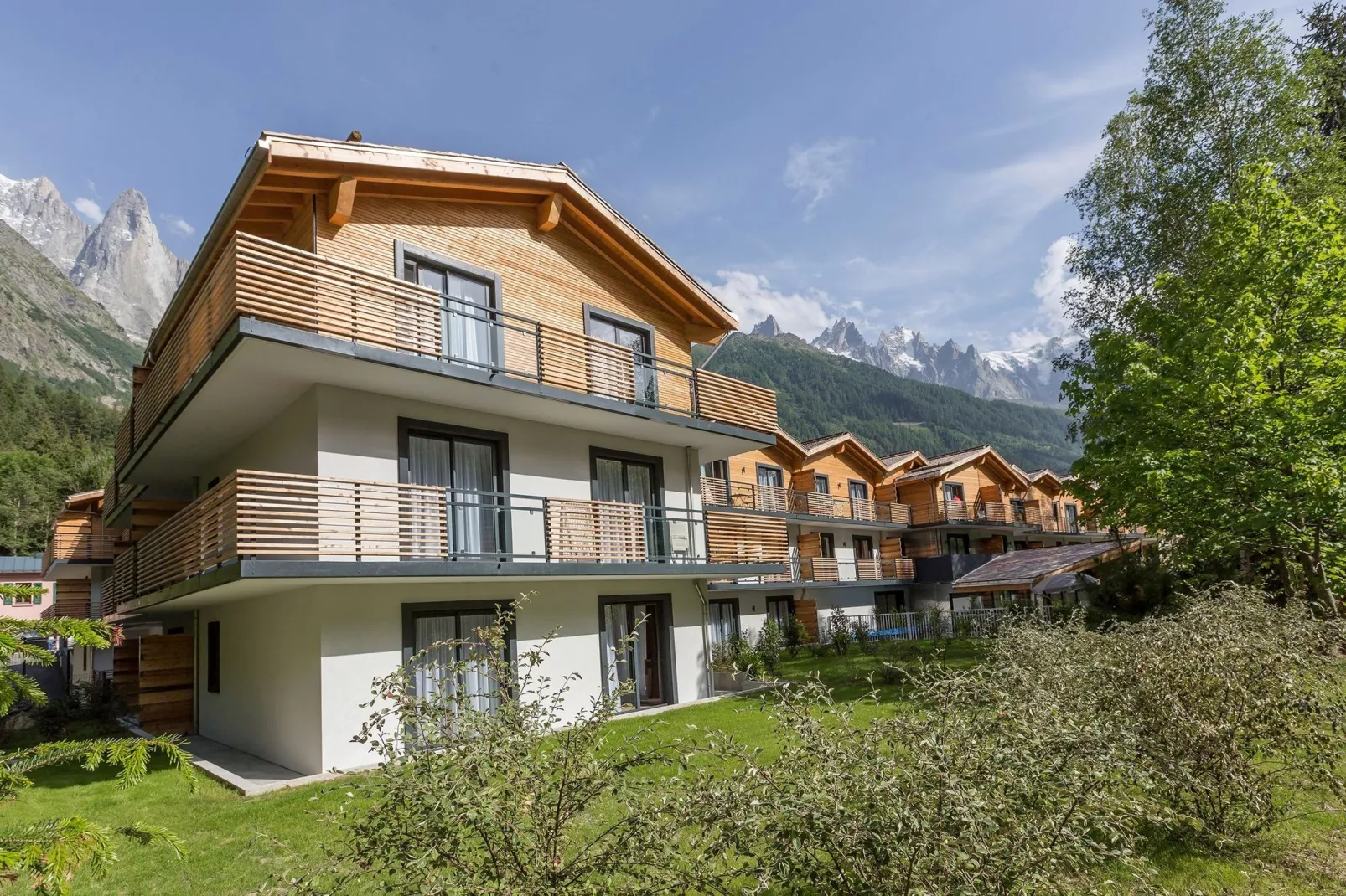Isatis 4-Exterior summer