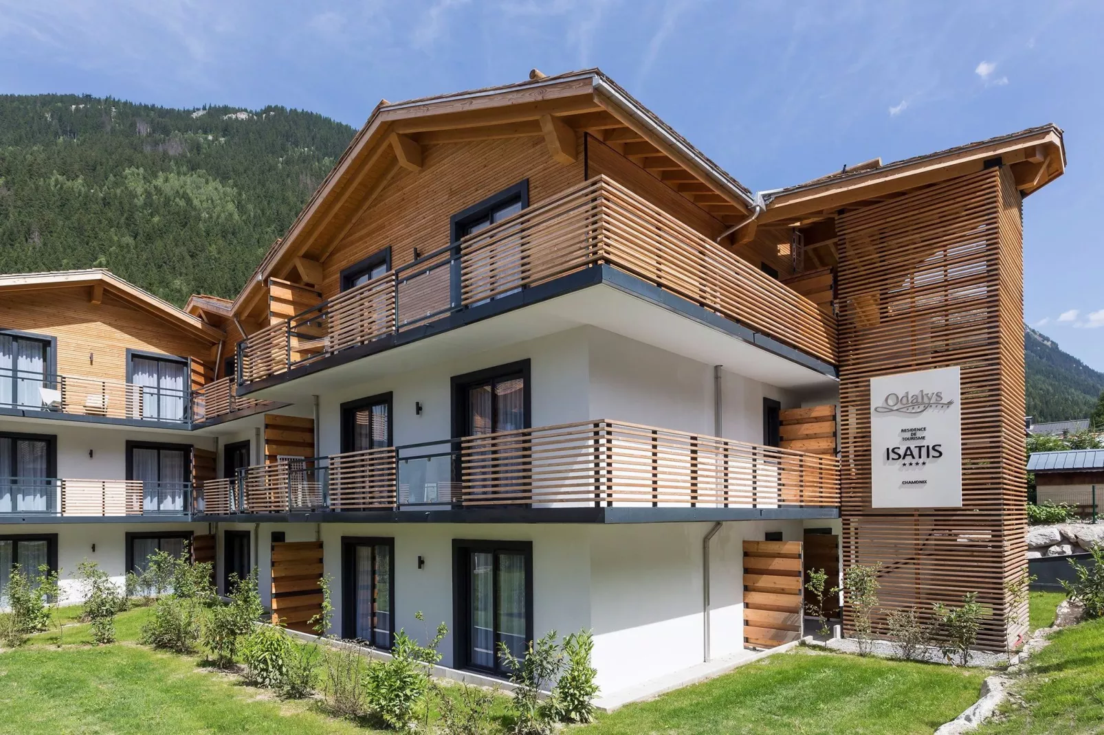 Isatis 4-Exterior summer