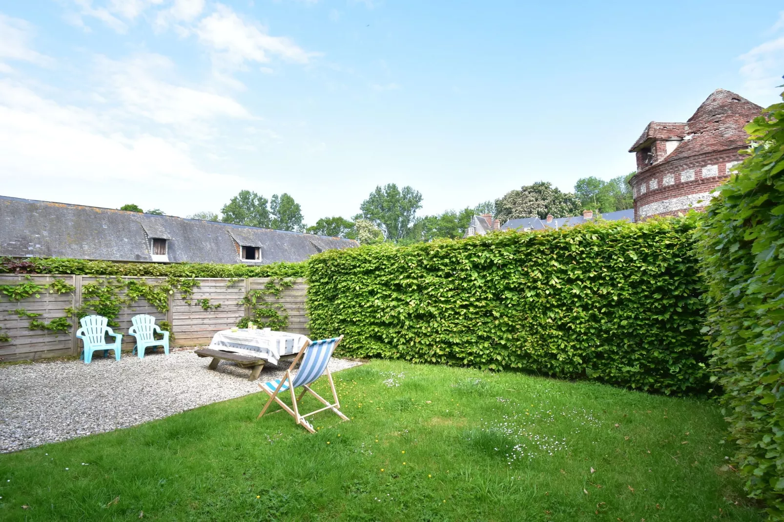 Gite Domaine Saint Julien-Gardens summer