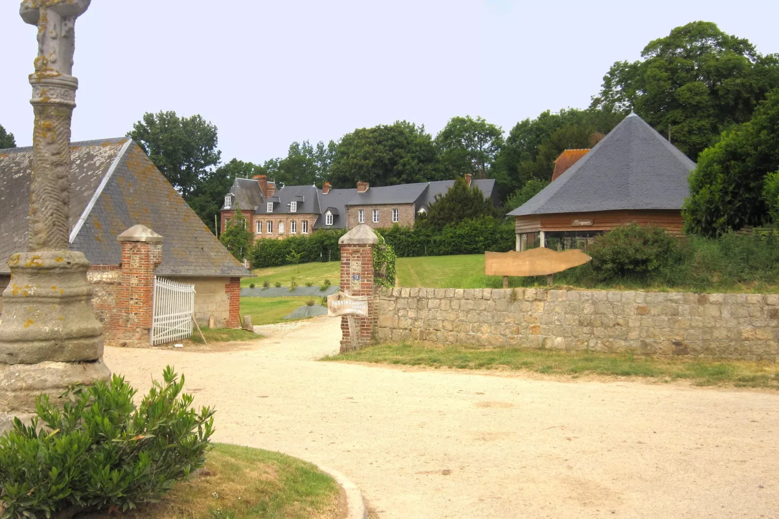 Gite Domaine Saint Julien-Exterior summer