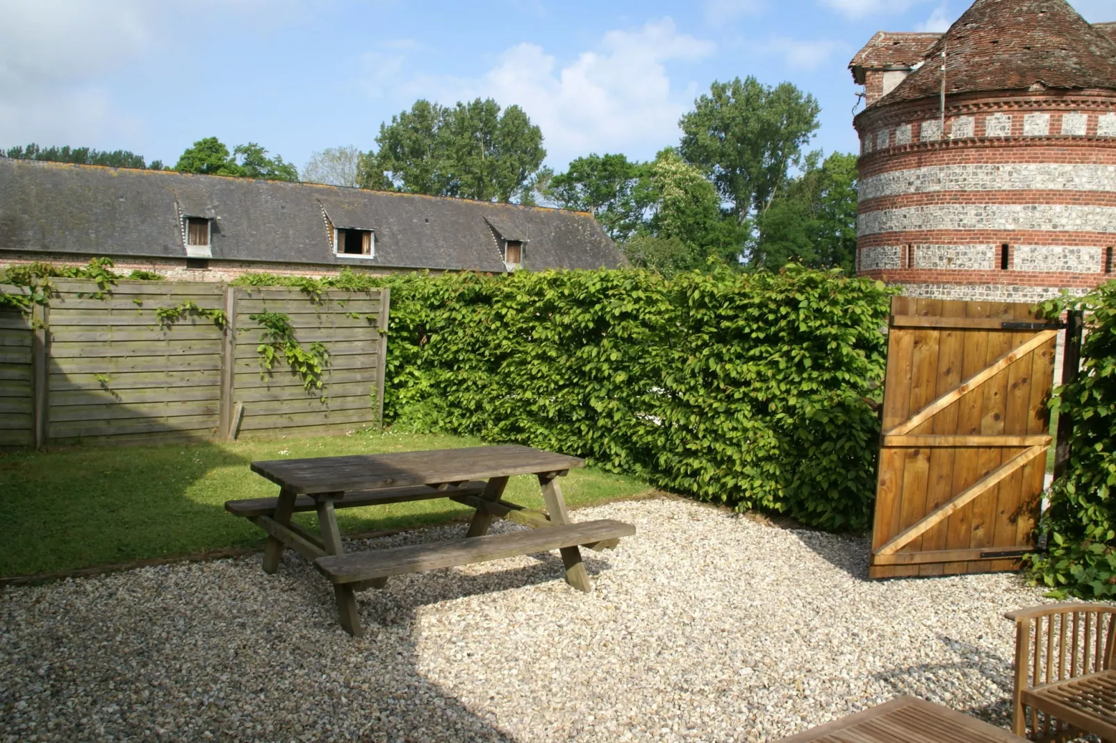 Gite Domaine Saint Julien-Gardens summer