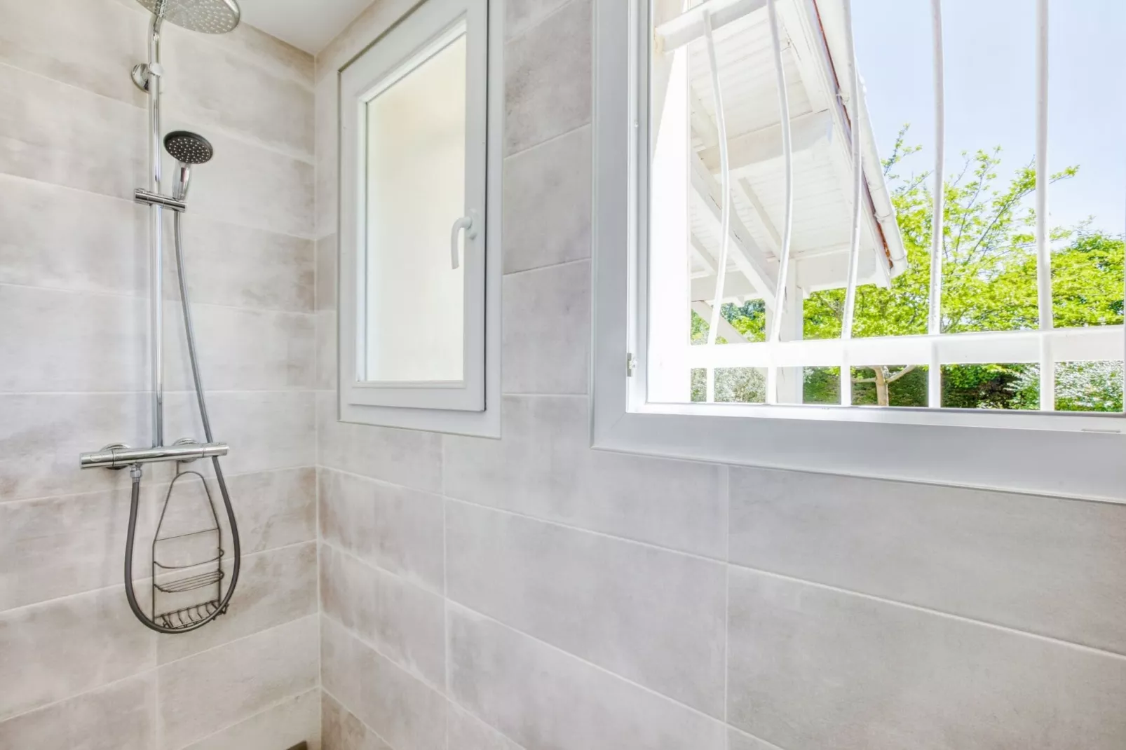 Maison de vacances - BARRY D'ISLEMADE-Salle de bain