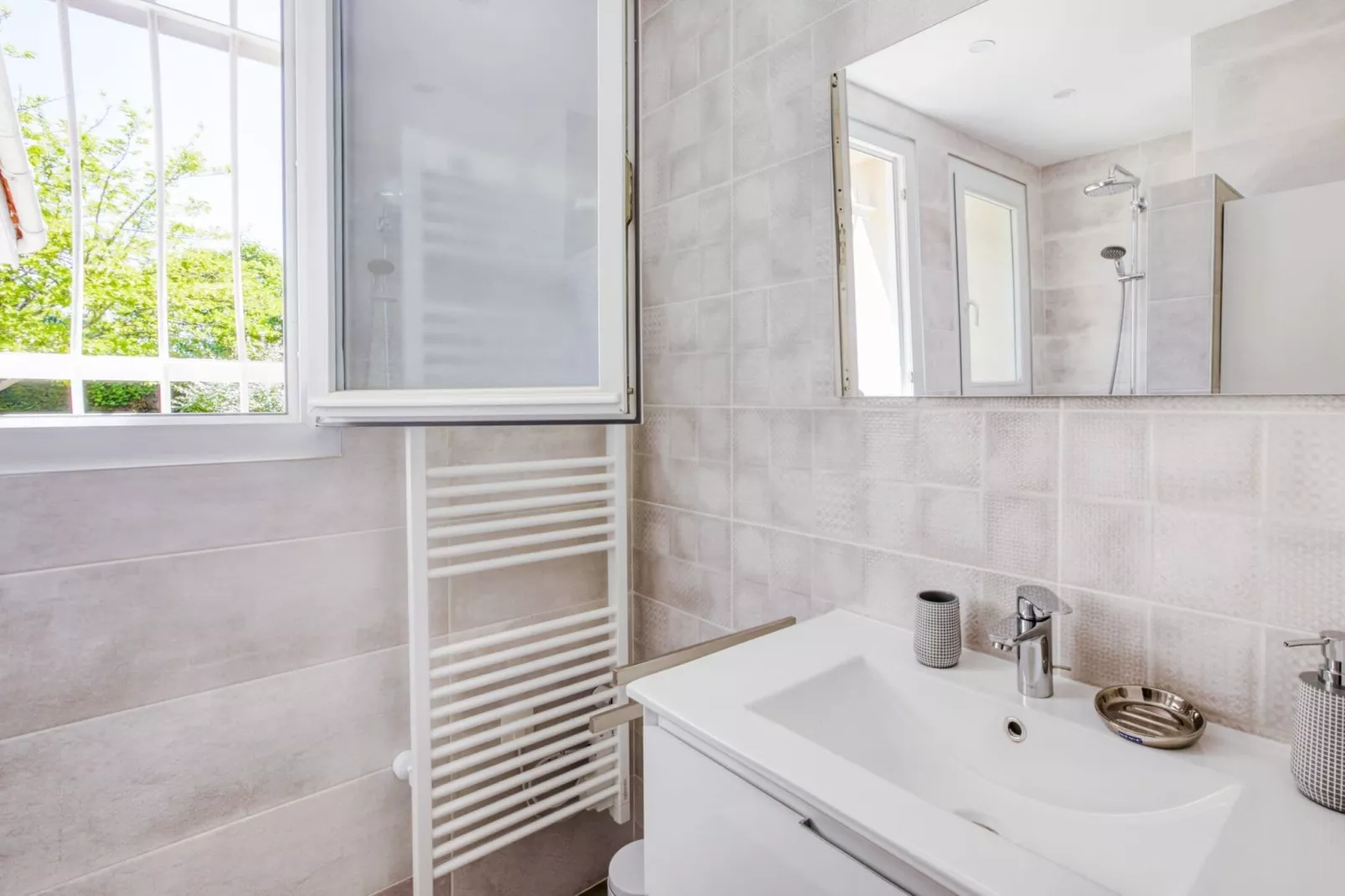 Maison de vacances - BARRY D'ISLEMADE-Salle de bain