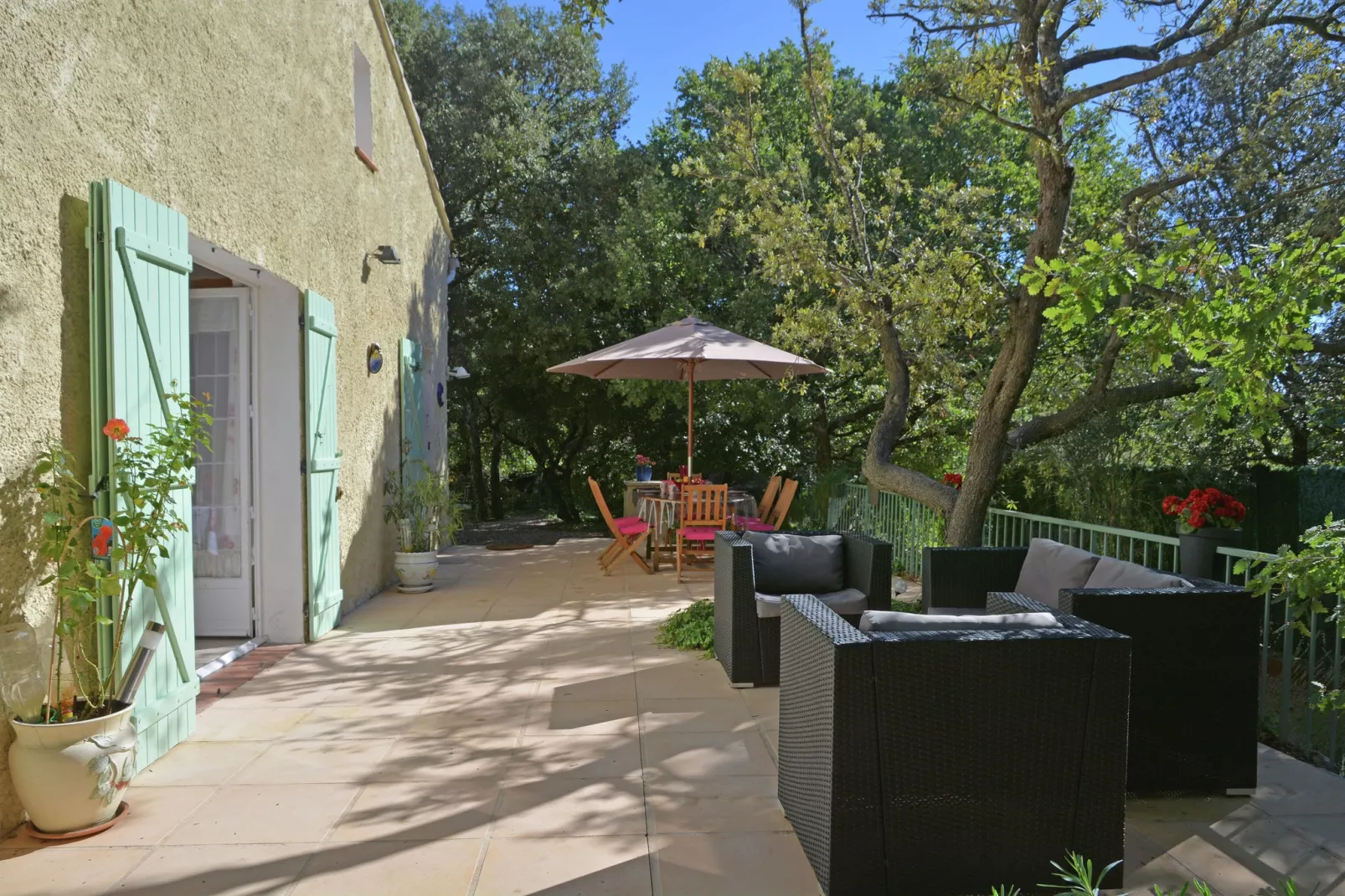 Les Lauriers-Roses-Exterior summer