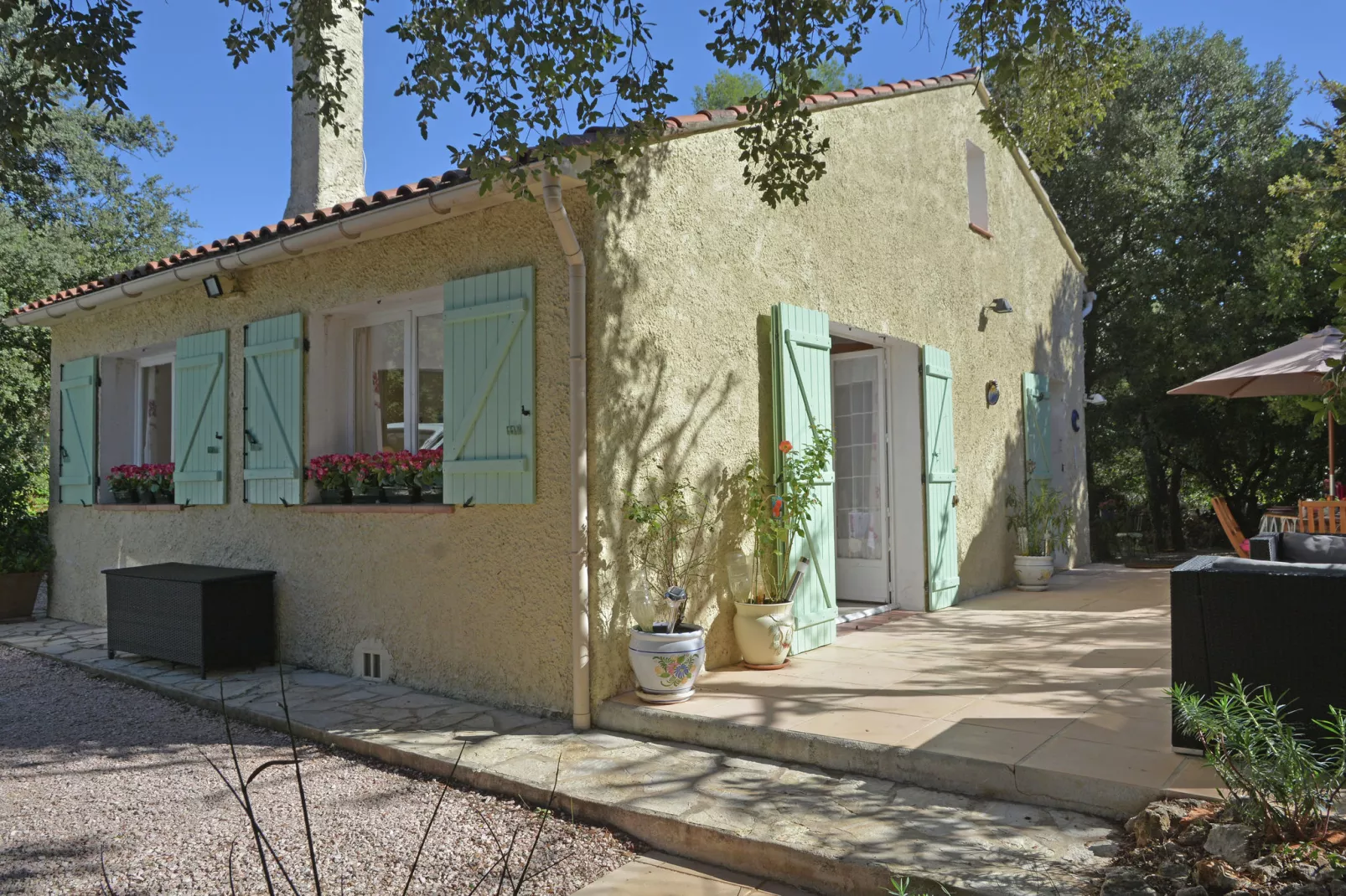 Les Lauriers-Roses-Exterior summer