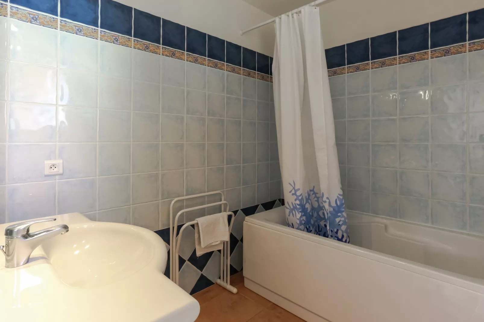 Villa l'Anthémis villa 5 pieces piscine commune-Bathroom