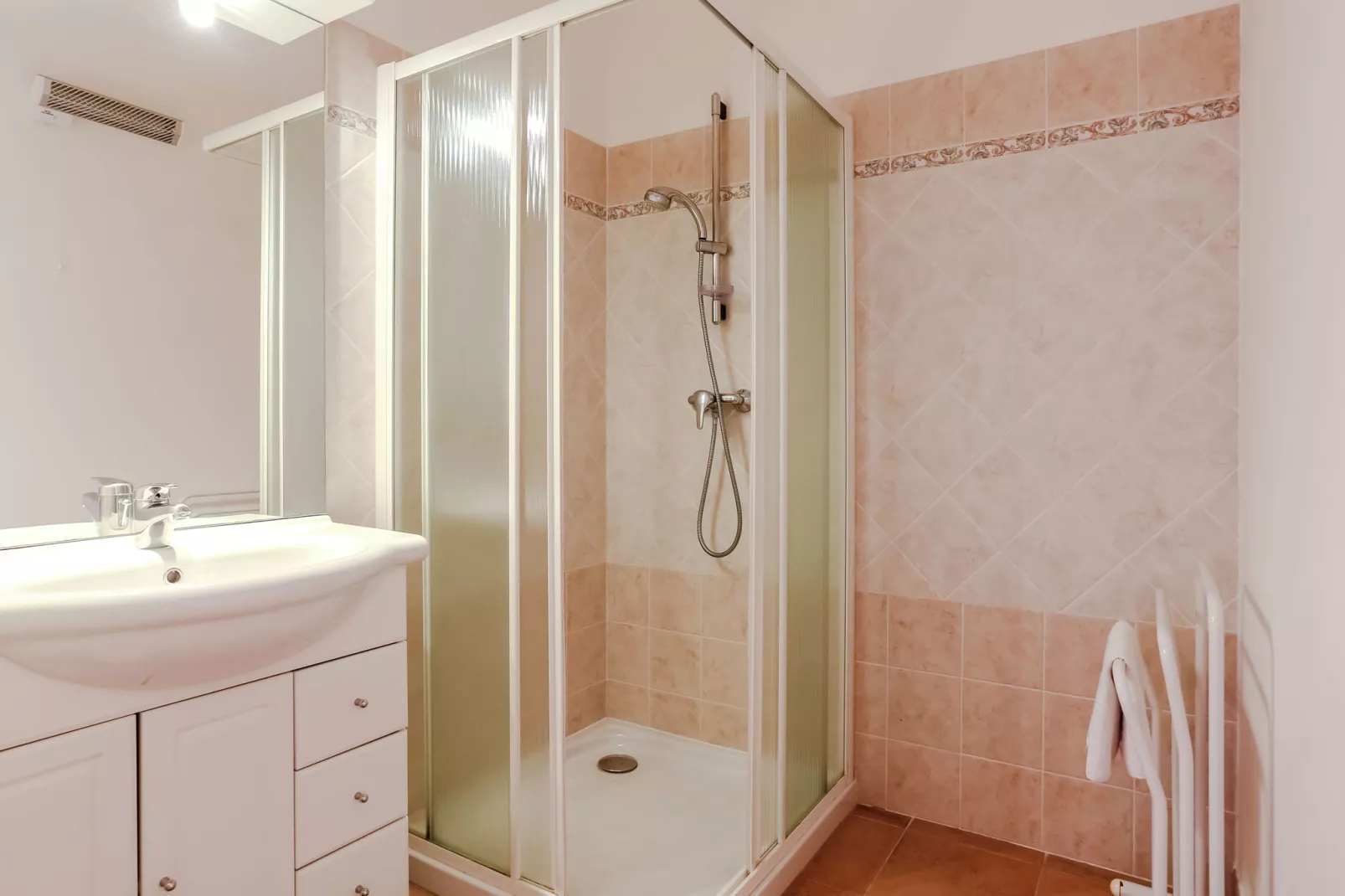 Villa l'Anthémis villa 5 pieces piscine commune-Bathroom