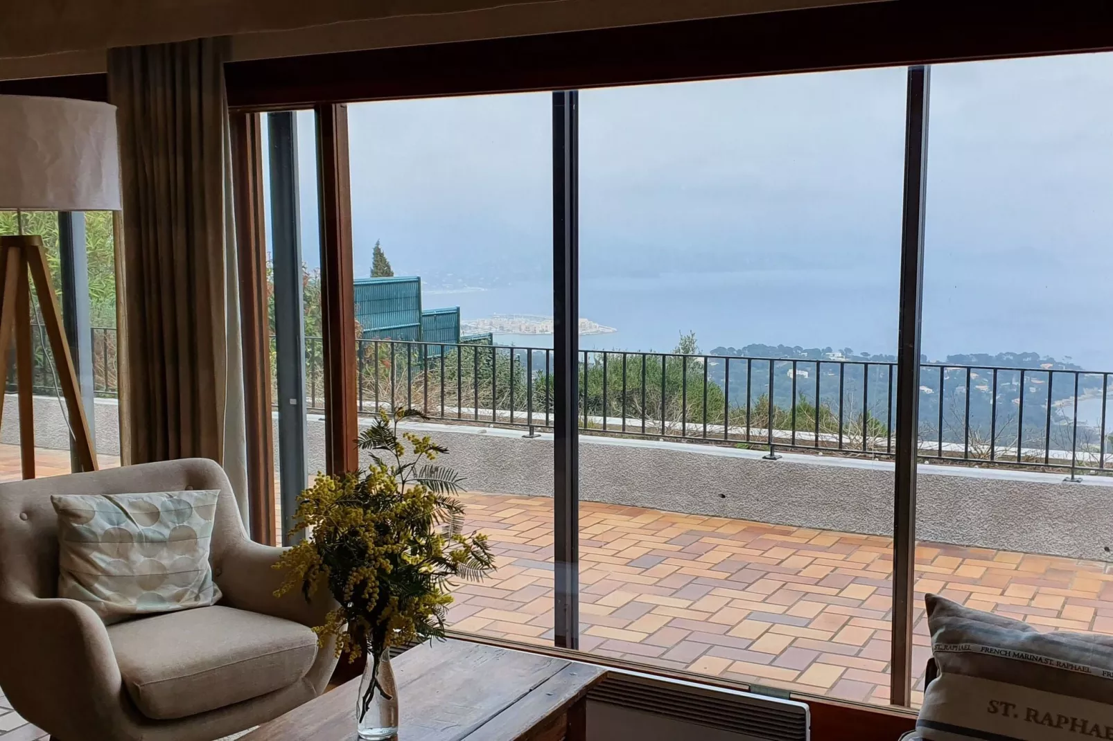 Villa avec piscine vue mer et proche plage à Bormes les Mimosas-Living room