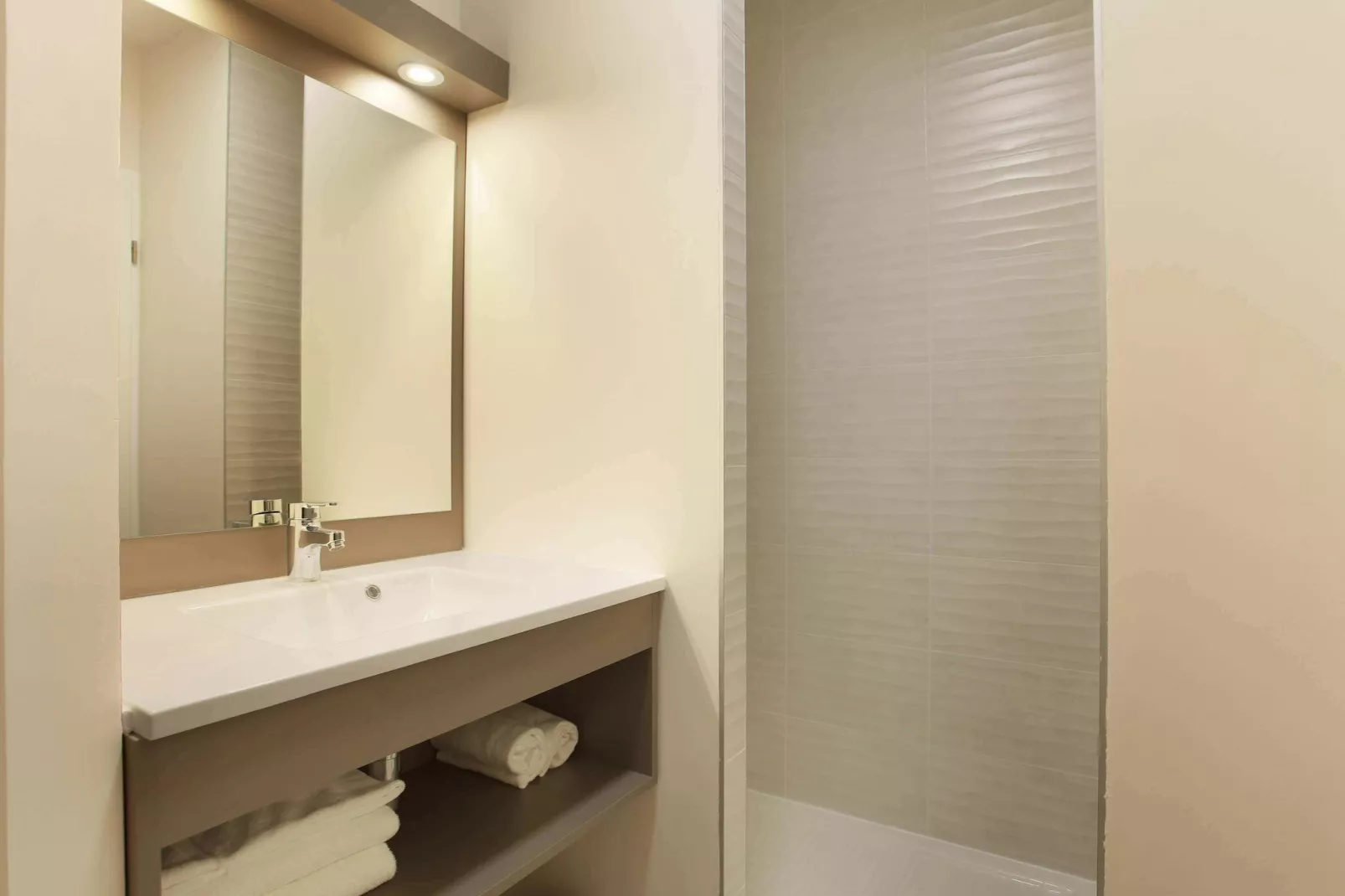 Les Canissons 2-Bathroom