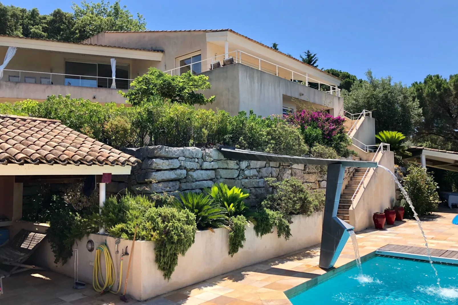 Valmer-Exterior summer