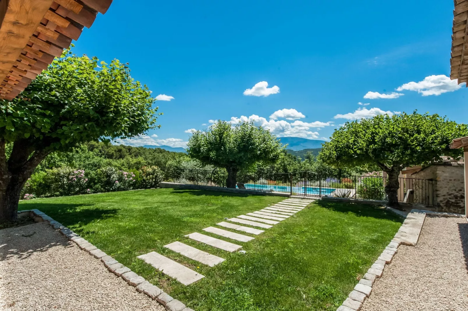 Villa Pouperas Vaison la Romaine-Gardens summer