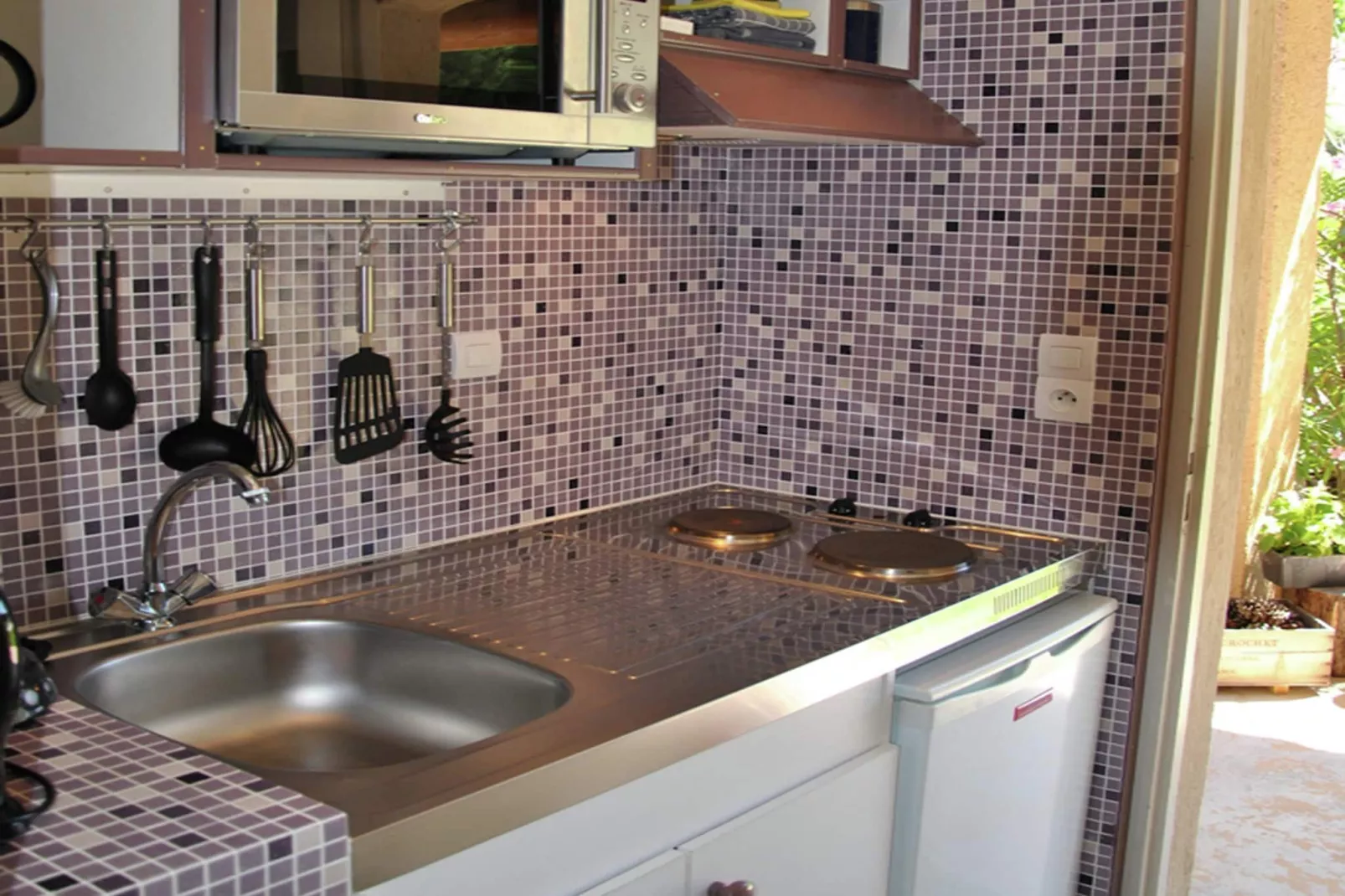 Ecluseaux Le Petit-Kitchen