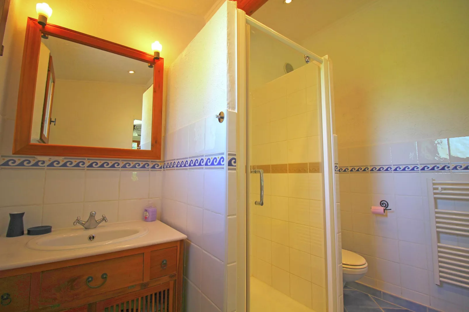 Ecluseaux Le Petit-Bathroom