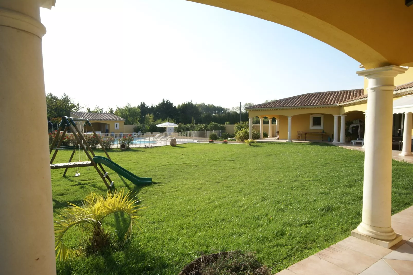 Villa - L'ISLE-SUR-LA-SORGUE-View summer
