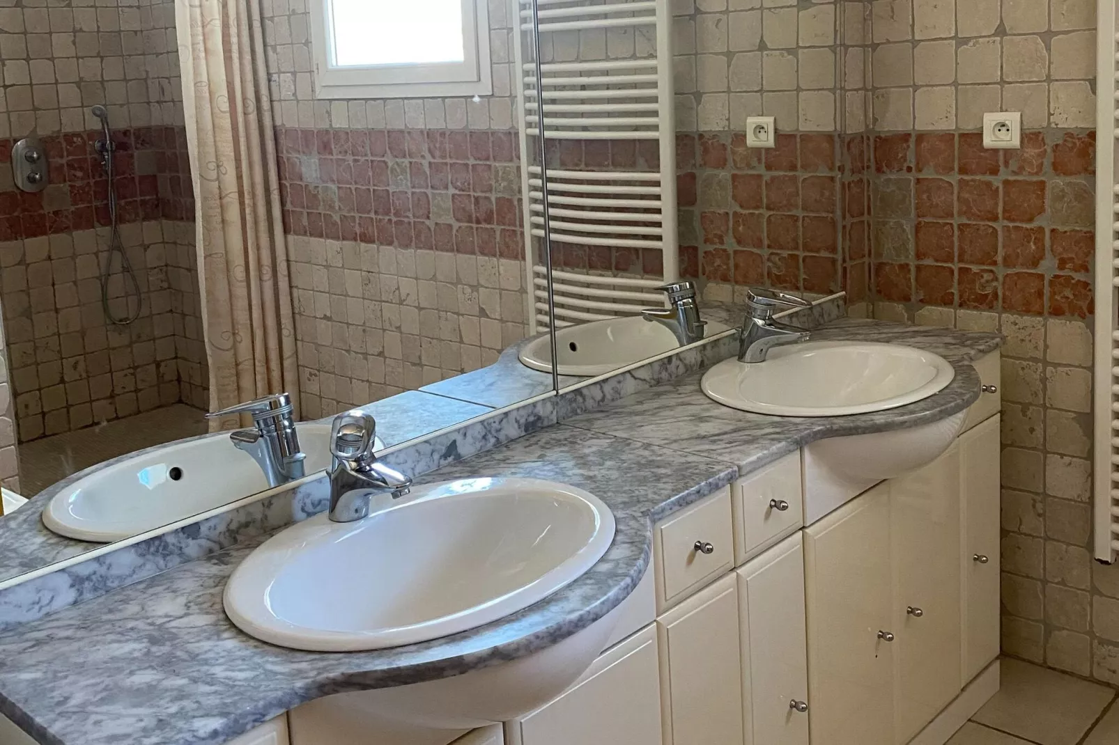 Villa - L'ISLE-SUR-LA-SORGUE-Bathroom