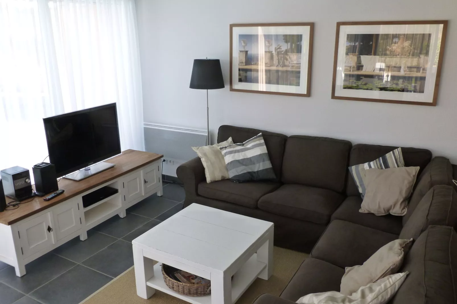Sophora 6 with pool-Living room