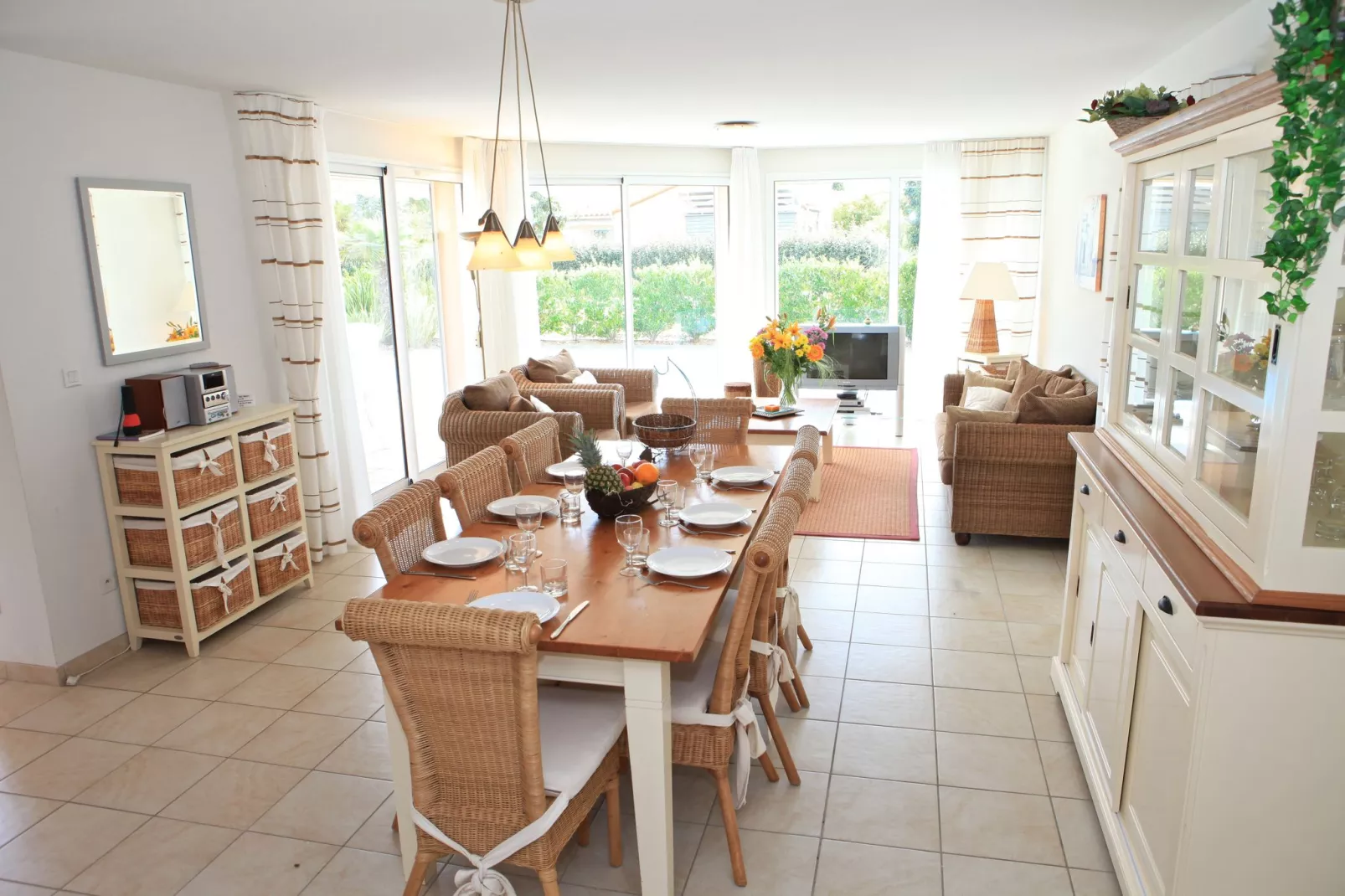 Sophora 6 with pool-Dining room